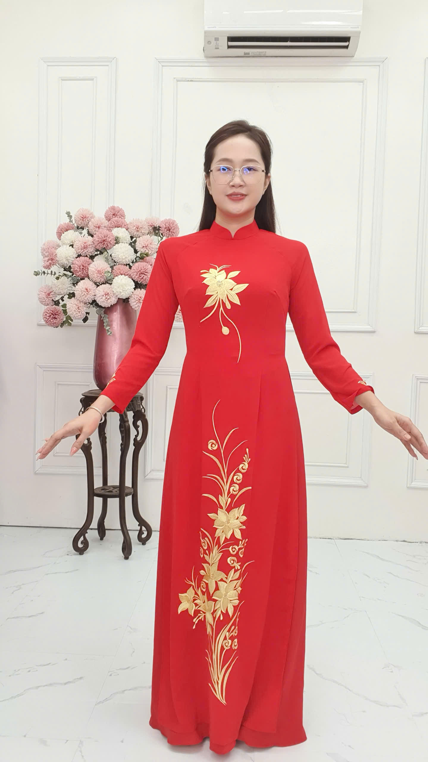 Tặng 260 áo dài cổ cao tay dài lụa chiffon nền đỏ thêu hoa vàng đồng_thumbnail_2