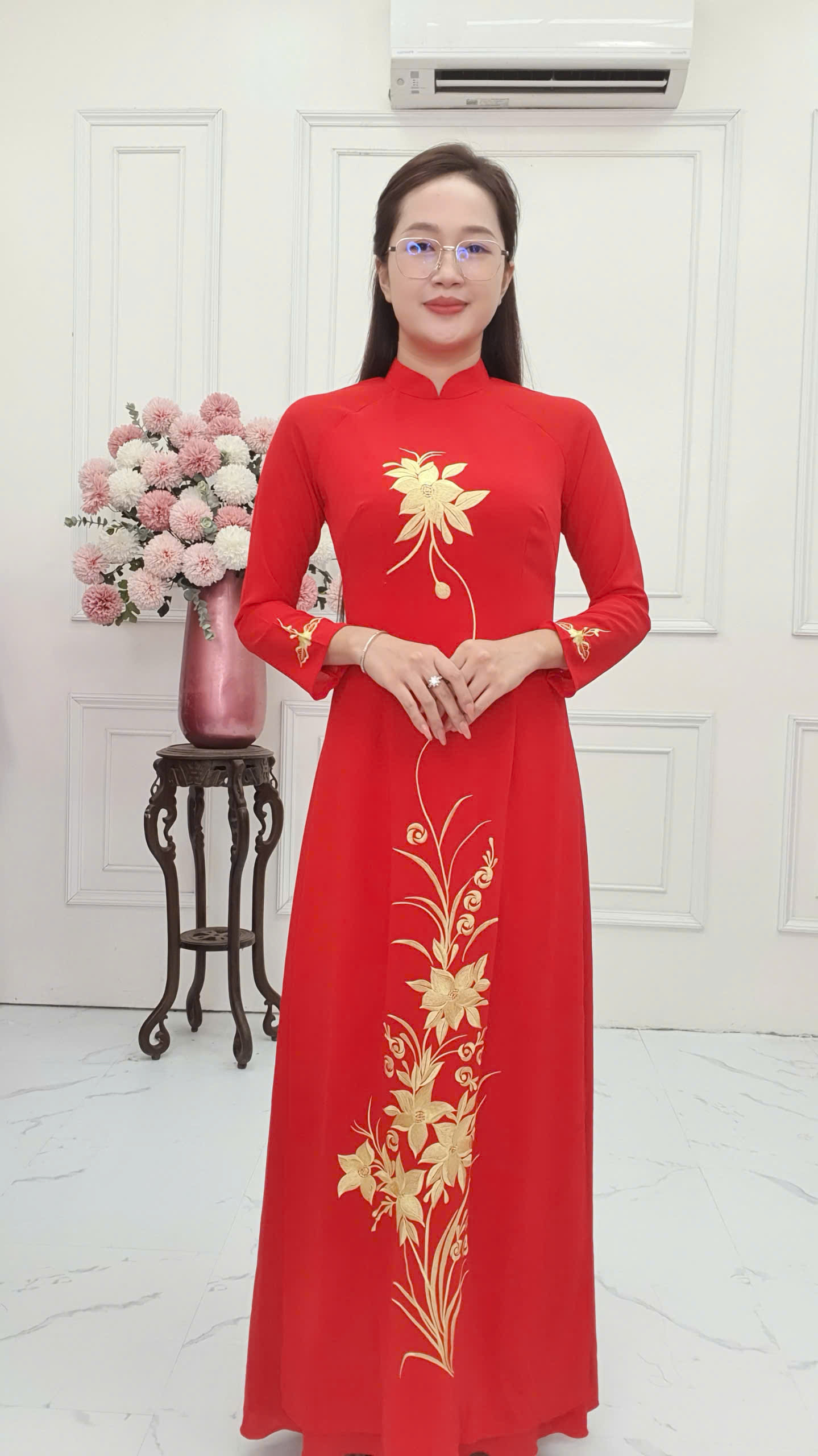 Tặng 260 áo dài cổ cao tay dài lụa chiffon nền đỏ thêu hoa vàng đồng