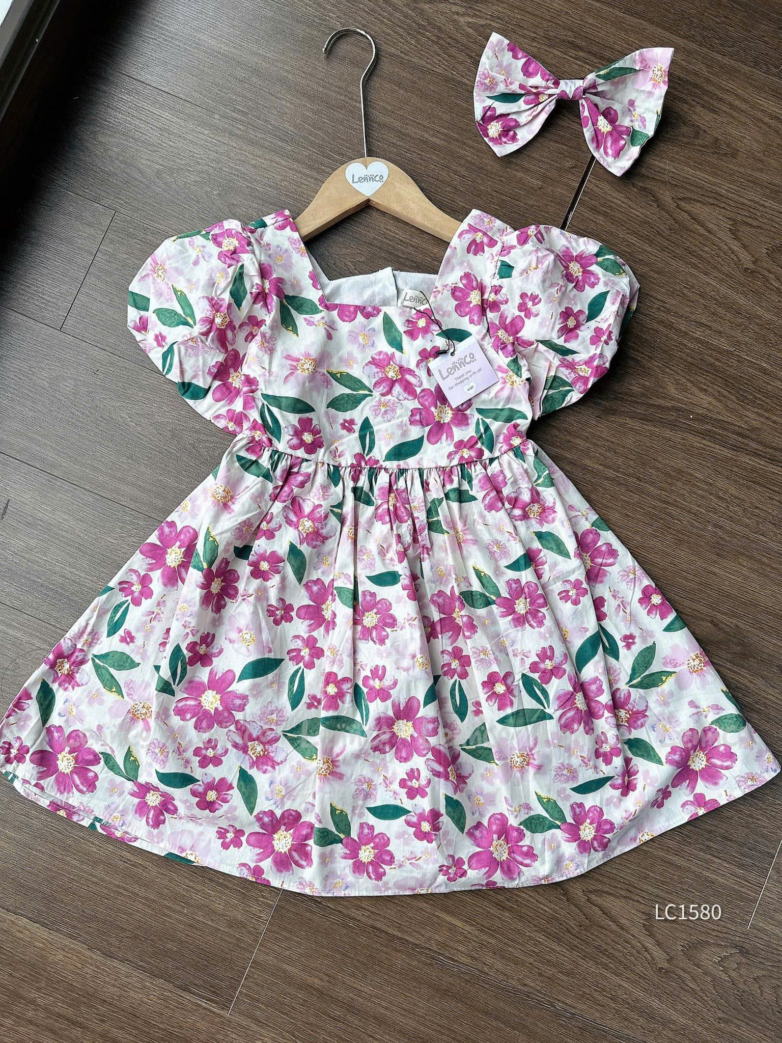 D4 165K ĐẦM HOA KÈM NƠ KẸP TÓC