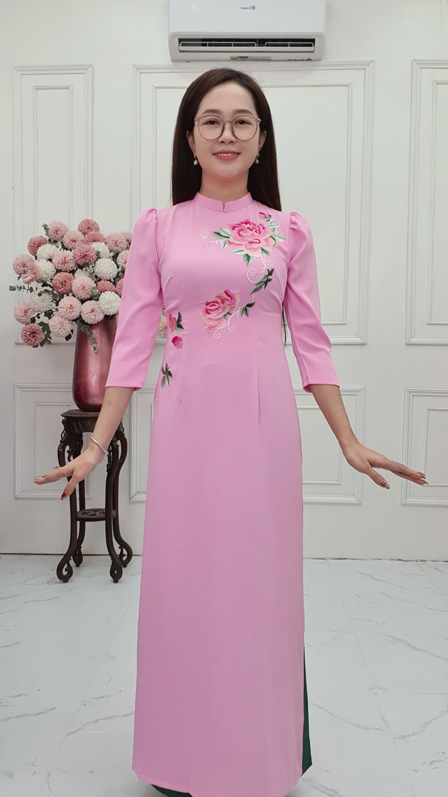 T416 áo dài cổ 2p tay bồng lụa Mỹ hồng nhạt thêu hoa hồng