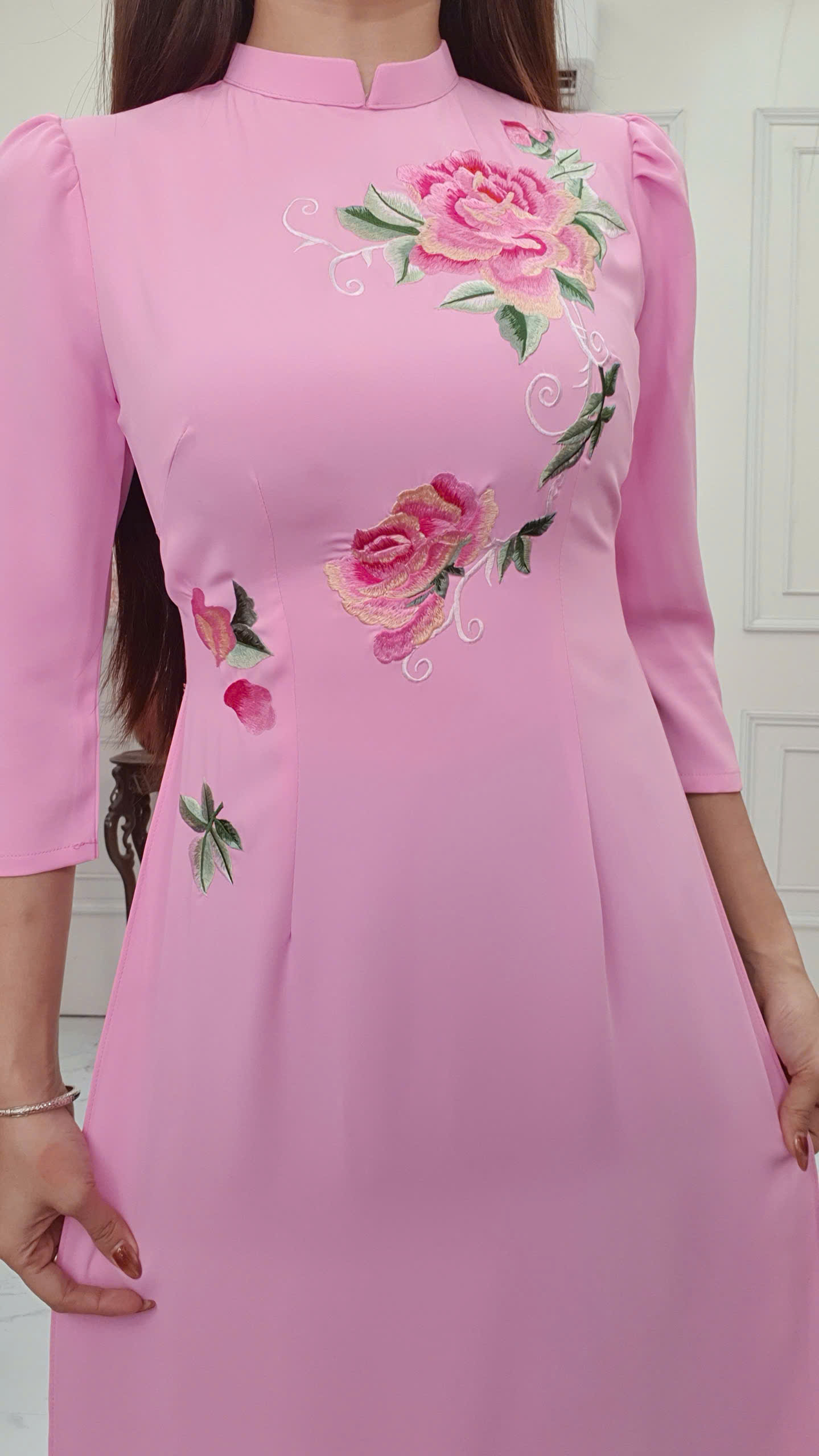 T416 áo dài cổ 2p tay bồng lụa Mỹ hồng nhạt thêu hoa hồng_thumbnail_4