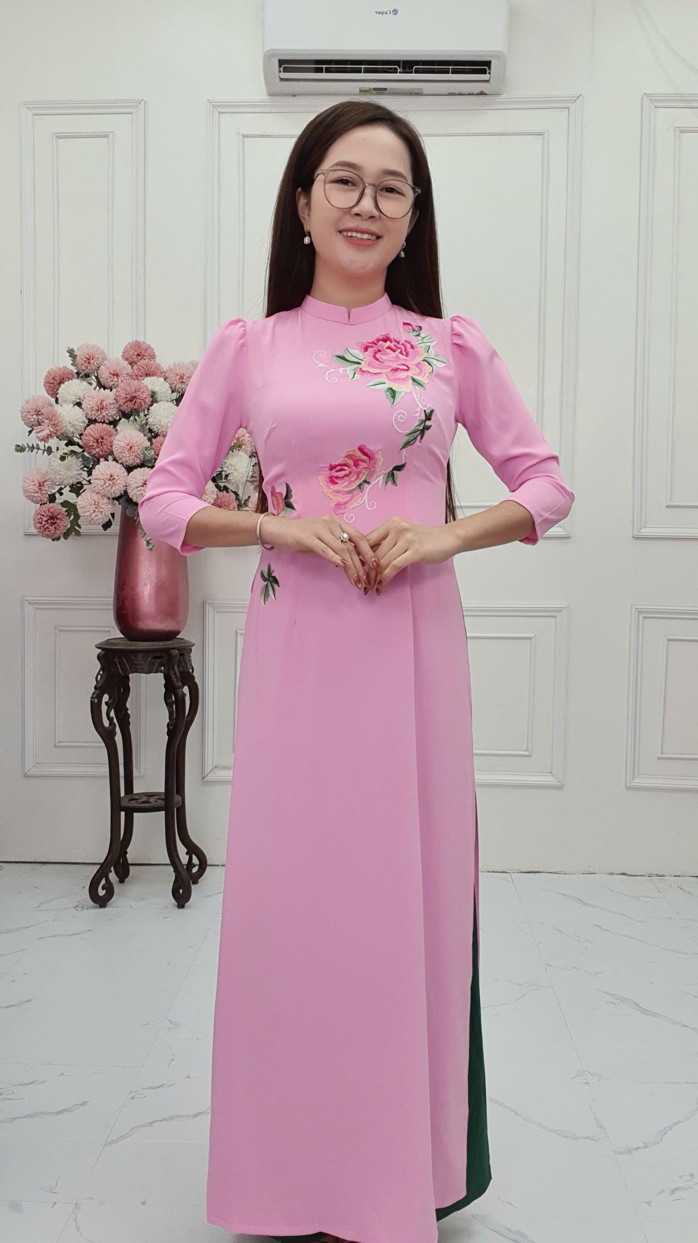 T416 áo dài cổ 2p tay bồng lụa Mỹ hồng nhạt thêu hoa hồng_thumbnail_3