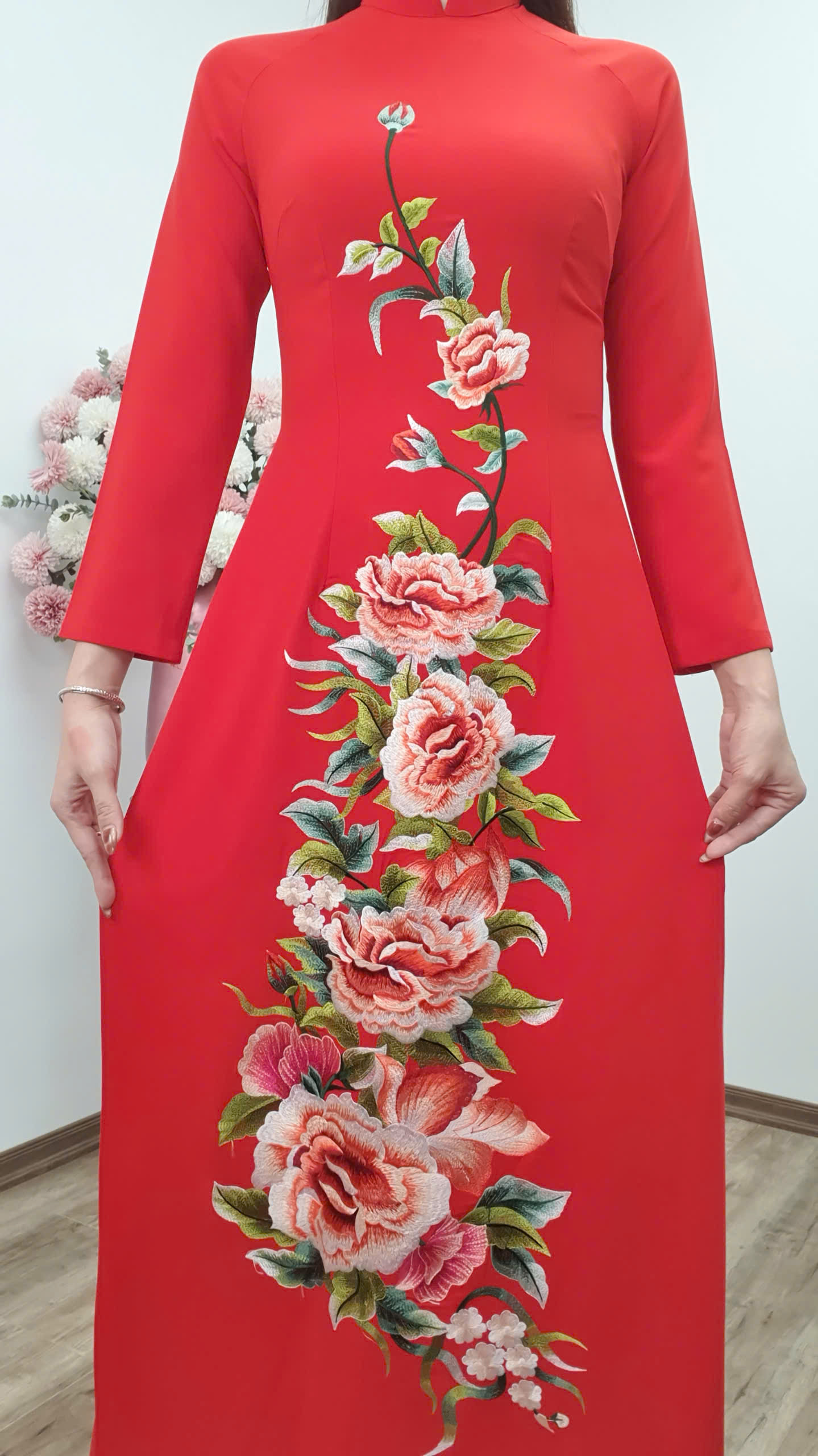 T428 áo dài cổ truyền thống tay dài lụa mango nền đỏ thêu hoa nâu Tây_thumbnail_4