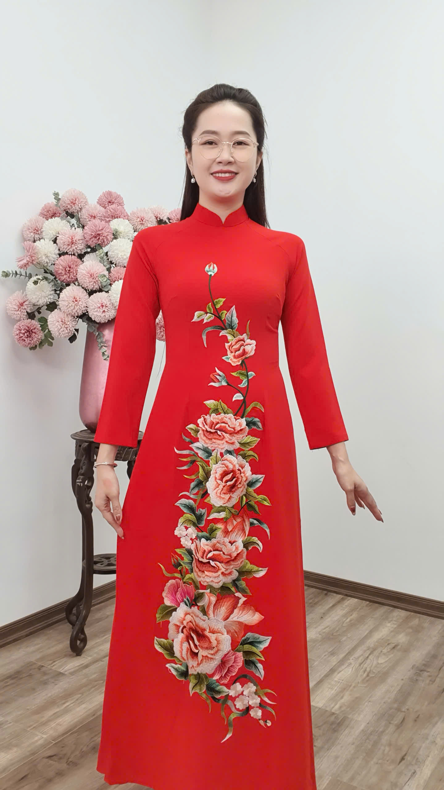 T428 áo dài cổ truyền thống tay dài lụa mango nền đỏ thêu hoa nâu Tây