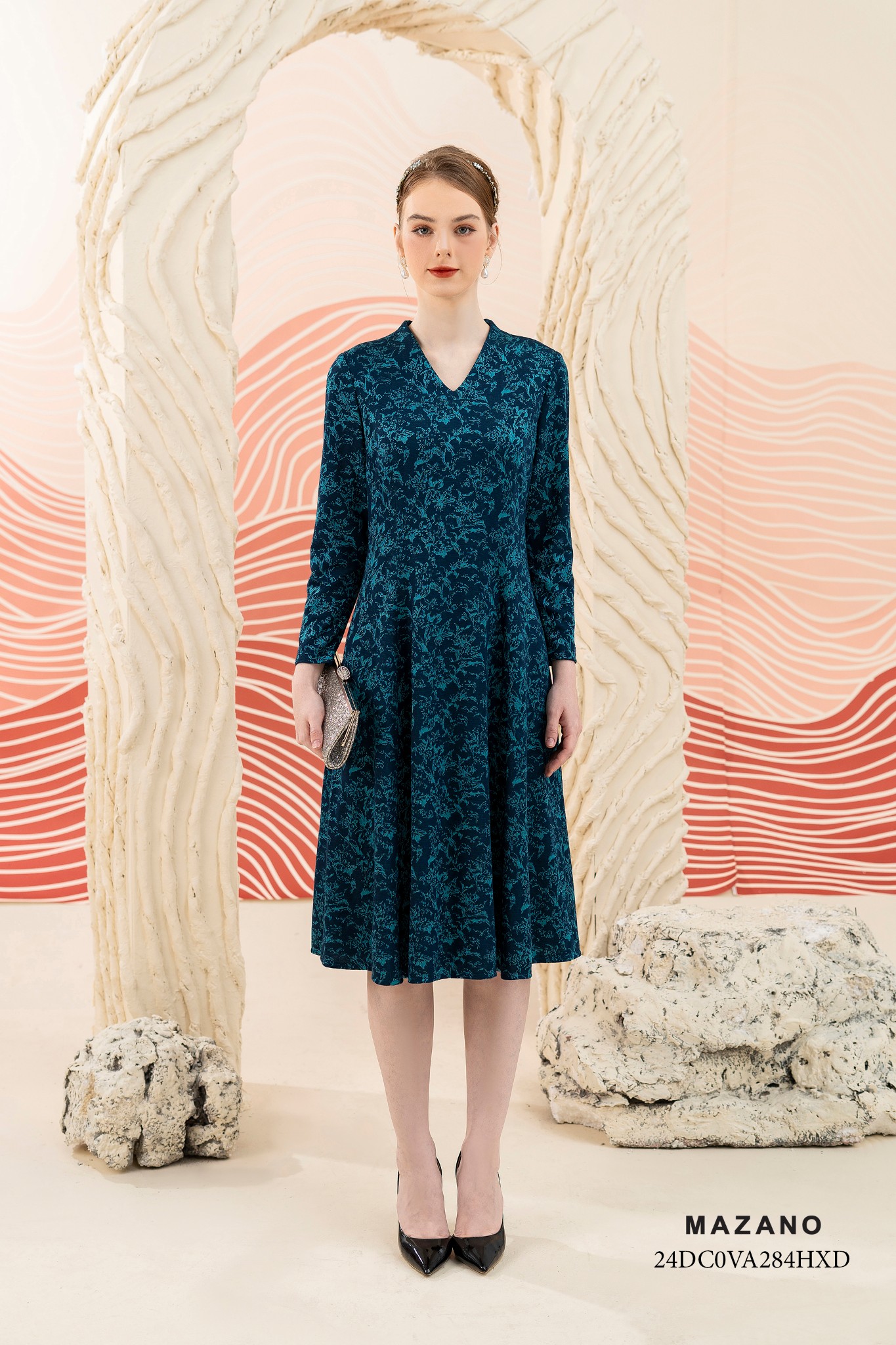 Váy Đầm Ôm bổ mảnh Vải dạ len Hoạ tiết cách điệu Cổ V leo Tay dài Dài qua bắp chân