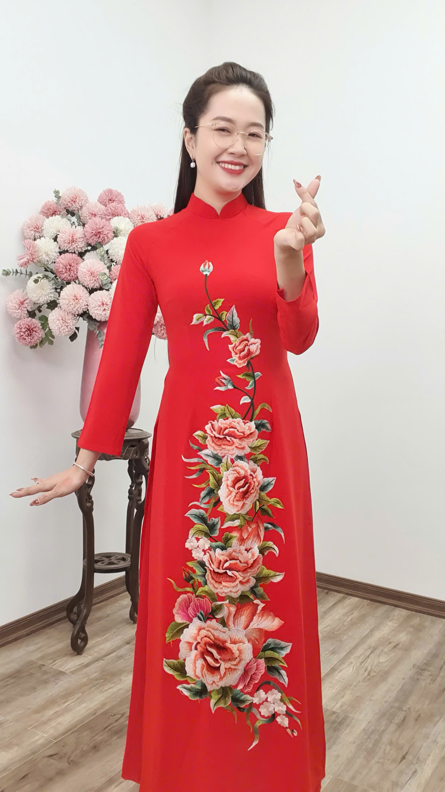 T428 áo dài cổ truyền thống tay dài lụa mango nền đỏ thêu hoa nâu Tây_thumbnail_2