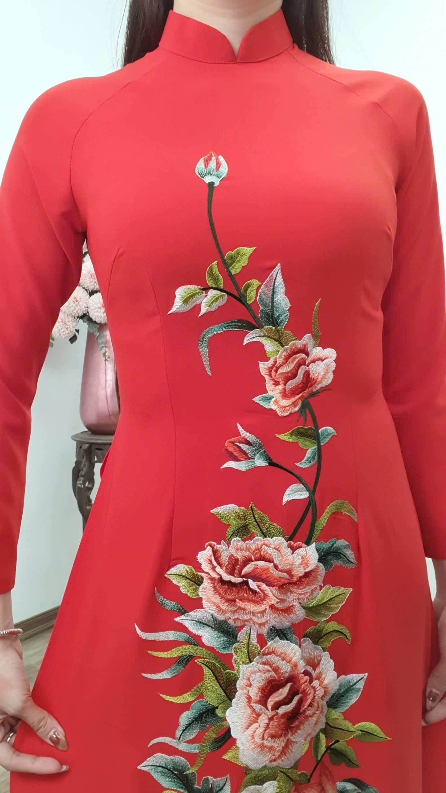 T428 áo dài cổ truyền thống tay dài lụa mango nền đỏ thêu hoa nâu Tây_thumbnail_3