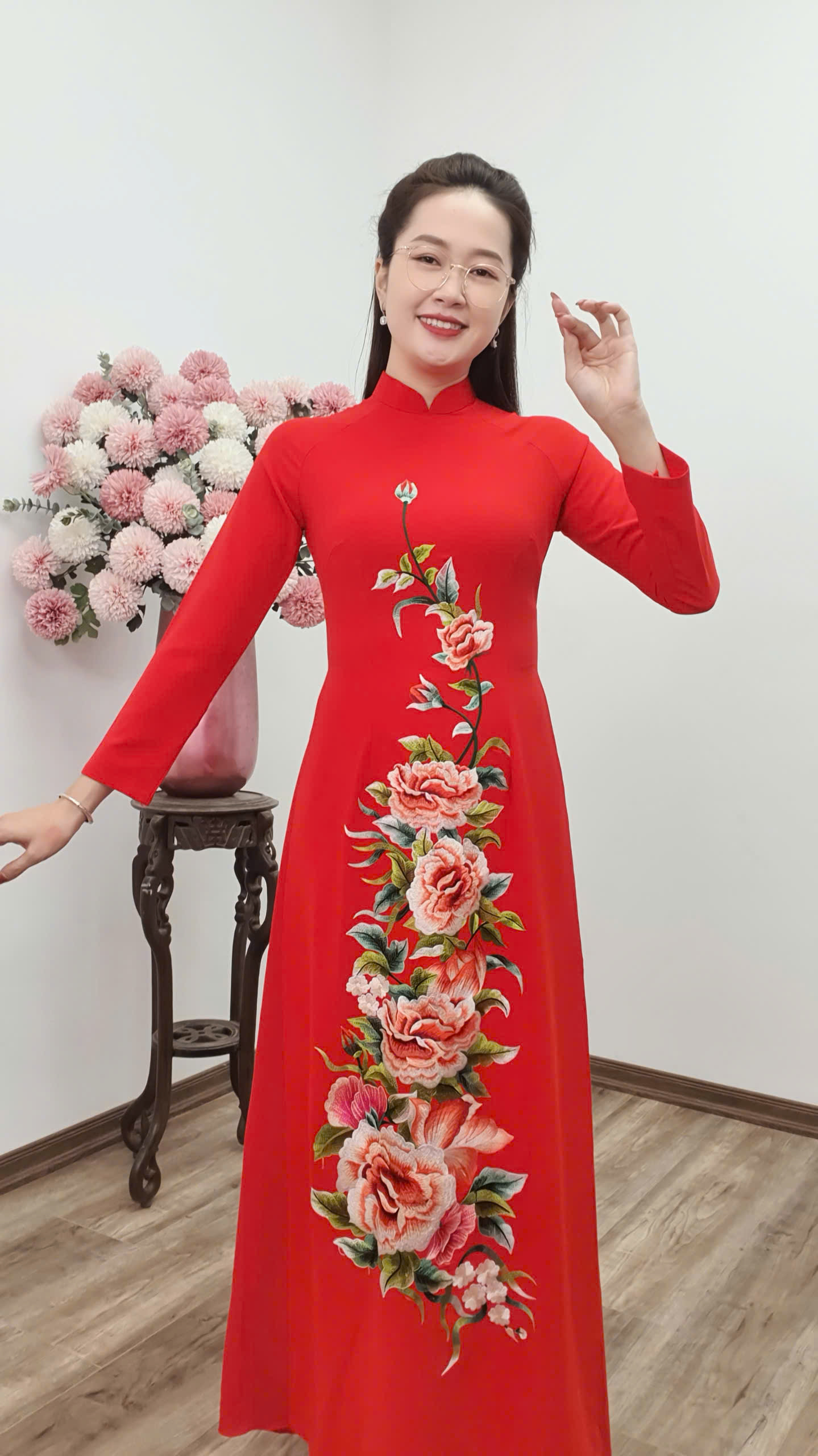 T428 áo dài cổ truyền thống tay dài lụa mango nền đỏ thêu hoa nâu Tây