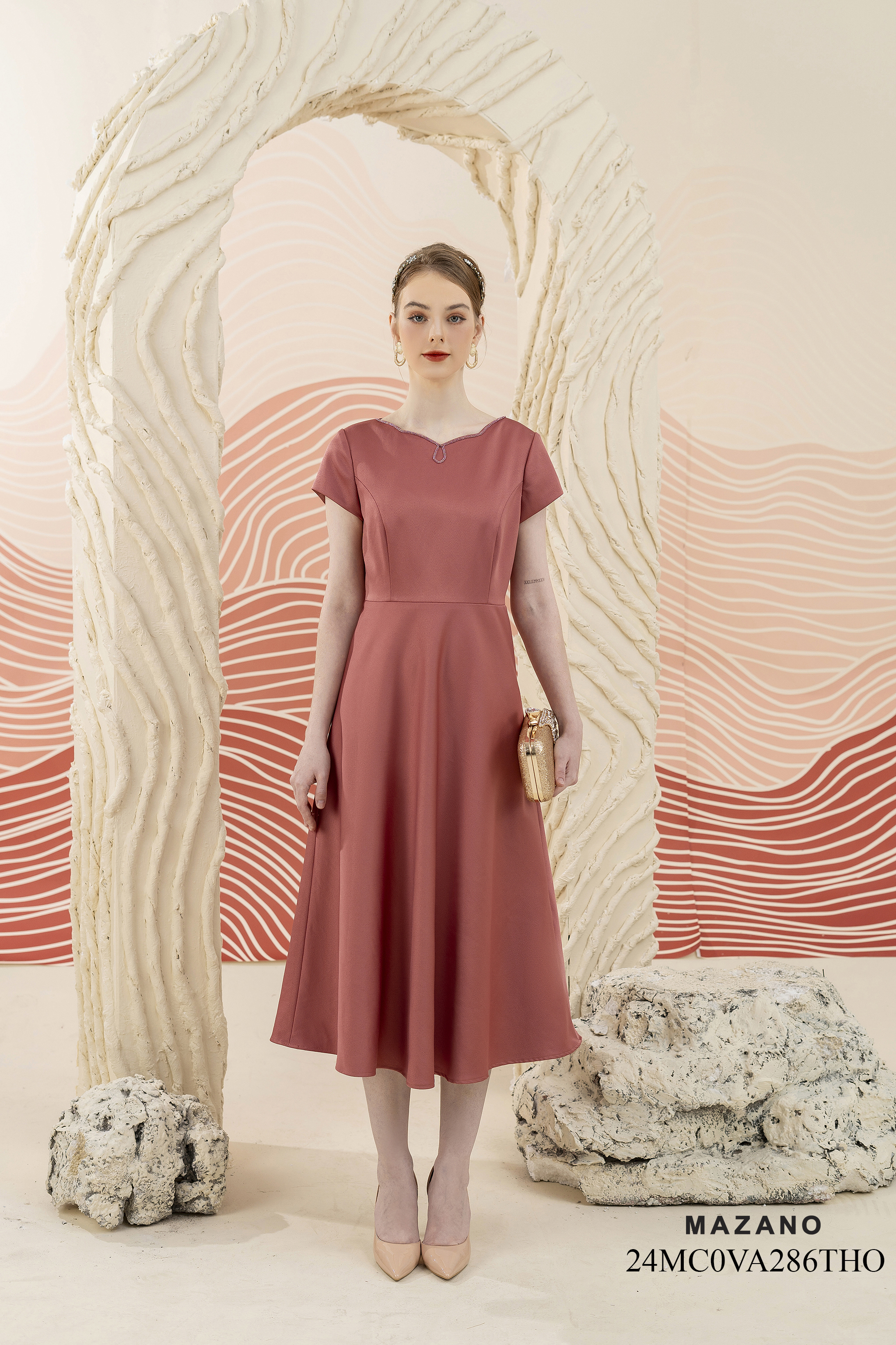 Váy Đầm Ôm Vải thô lụa Cổ cách điệu Đính đá cao cấp Dài đến mắt cá chân 24MC0VA286THO