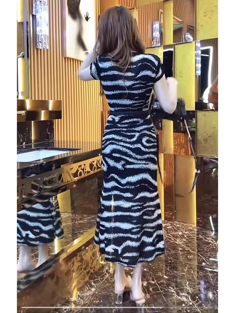 15207-Đầm  body suông xẻ tà hoạ tiết sọc vằn ( thun lụa)_thumbnail_2