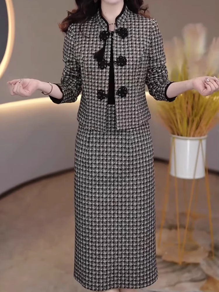 15812-Set áo tay dài kết nút tàu kèm chân  váy bút chì (  thun lụa)