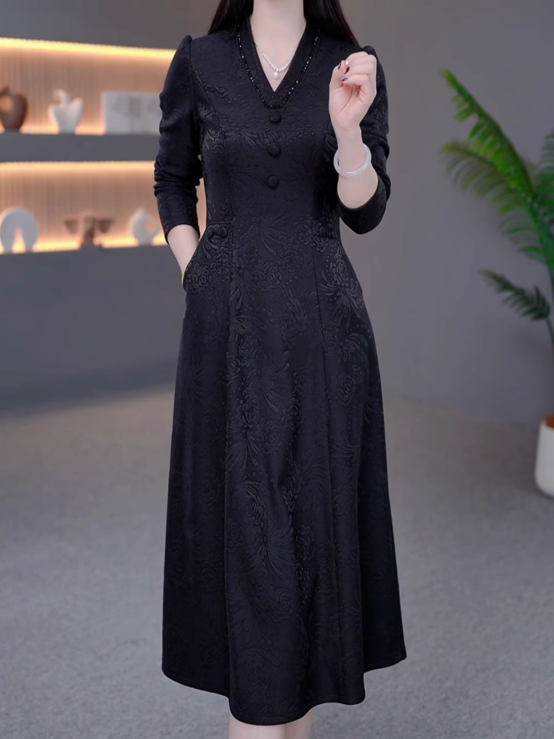 15857-Đầm suông A đen tay dài cổ V kết nút ( lụa vân  gấm)_thumbnail_0