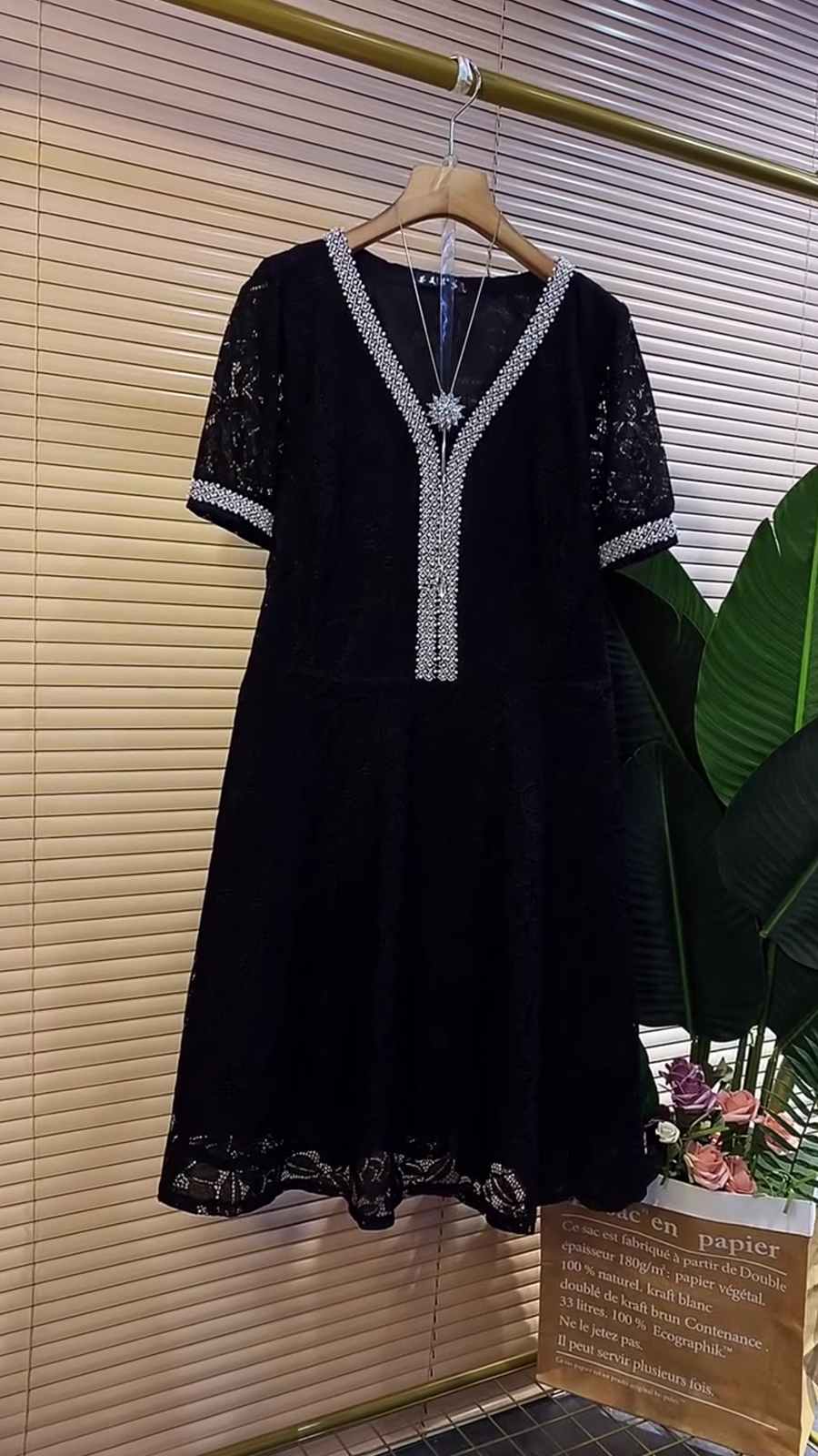 15835-Đầm suông ren đen  cổ viền cách điệu ( ren , lót)_thumbnail_0