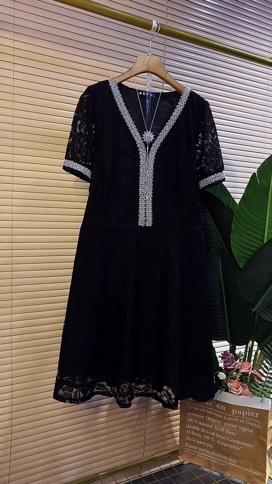 15835-Đầm suông ren đen  cổ viền cách điệu ( ren , lót)_thumbnail_2