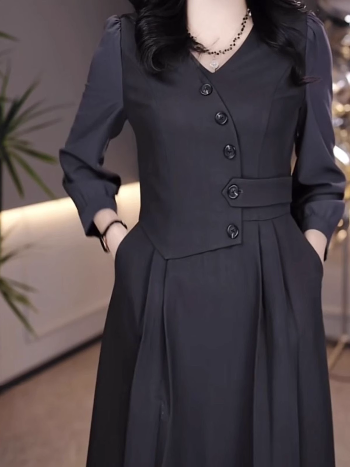 15684-Đầm xoè  đen tay dài thân kết nút vạt lệch ( lụa mịn)_thumbnail_0