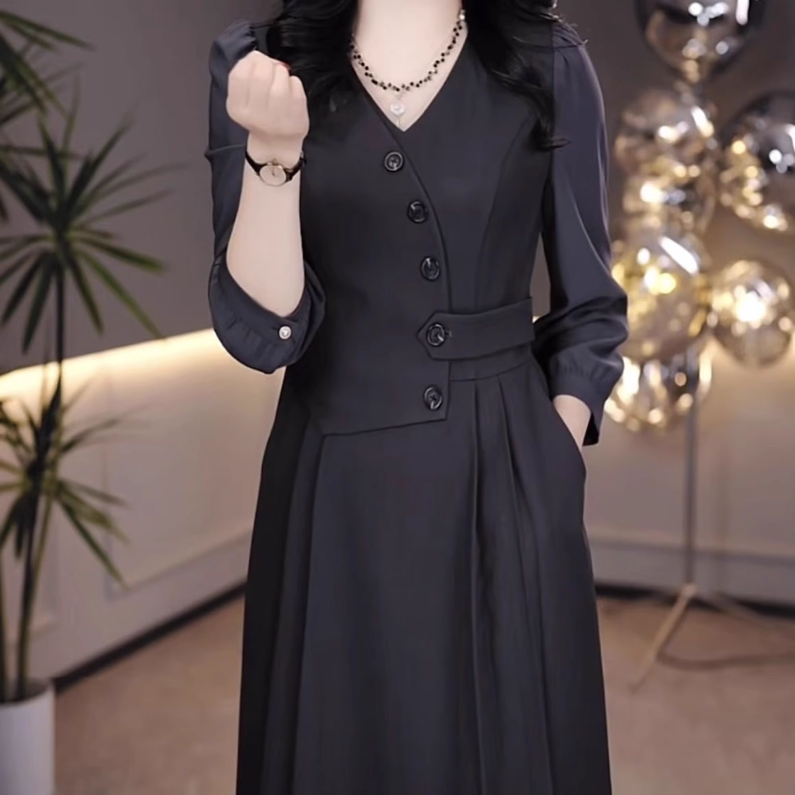 15684-Đầm xoè  đen tay dài thân kết nút vạt lệch ( lụa mịn)_thumbnail_2