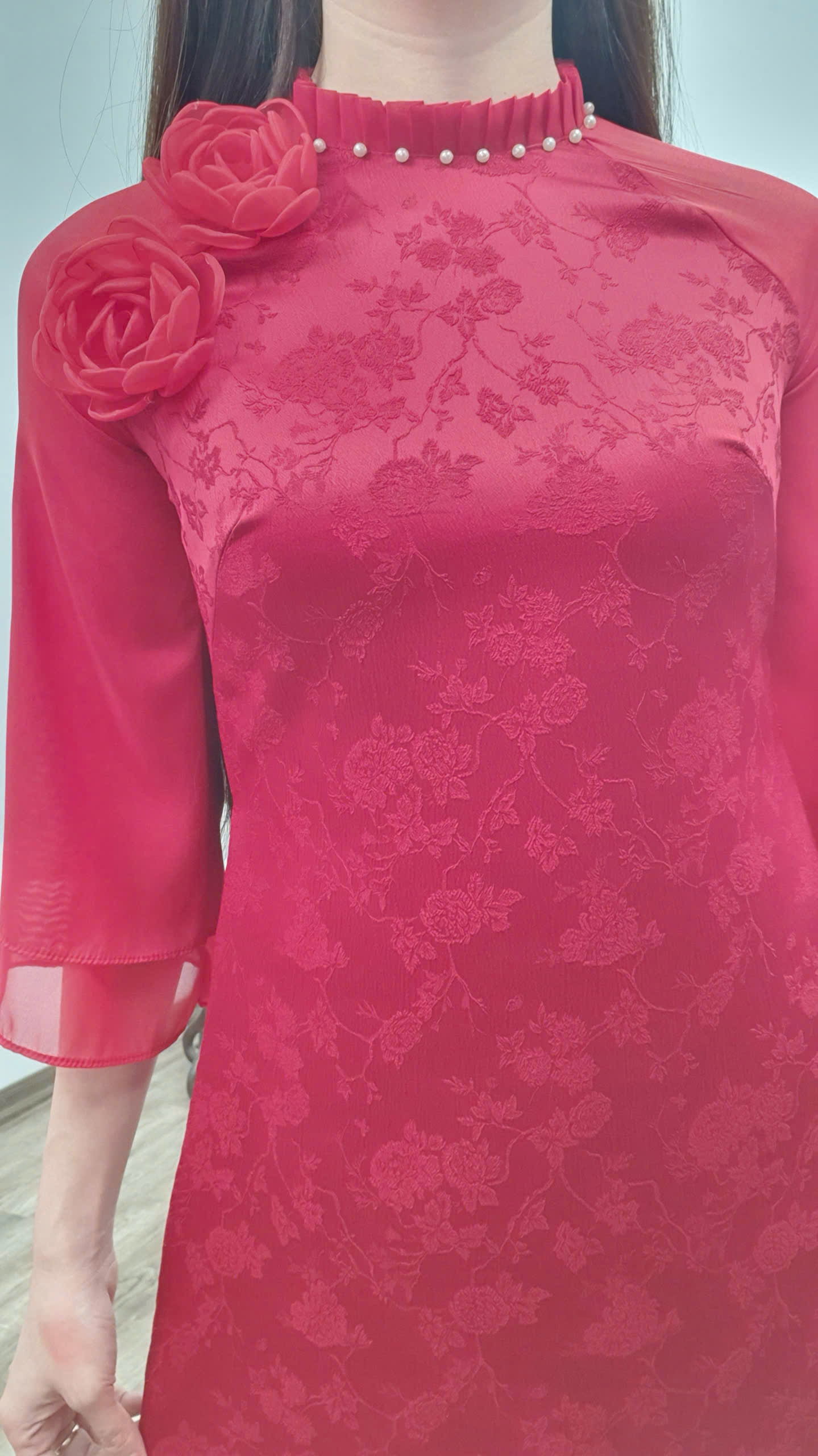 CT241 áo dài cách tân cổ xếp li tay loe màu đỏ đính hoa_thumbnail_2