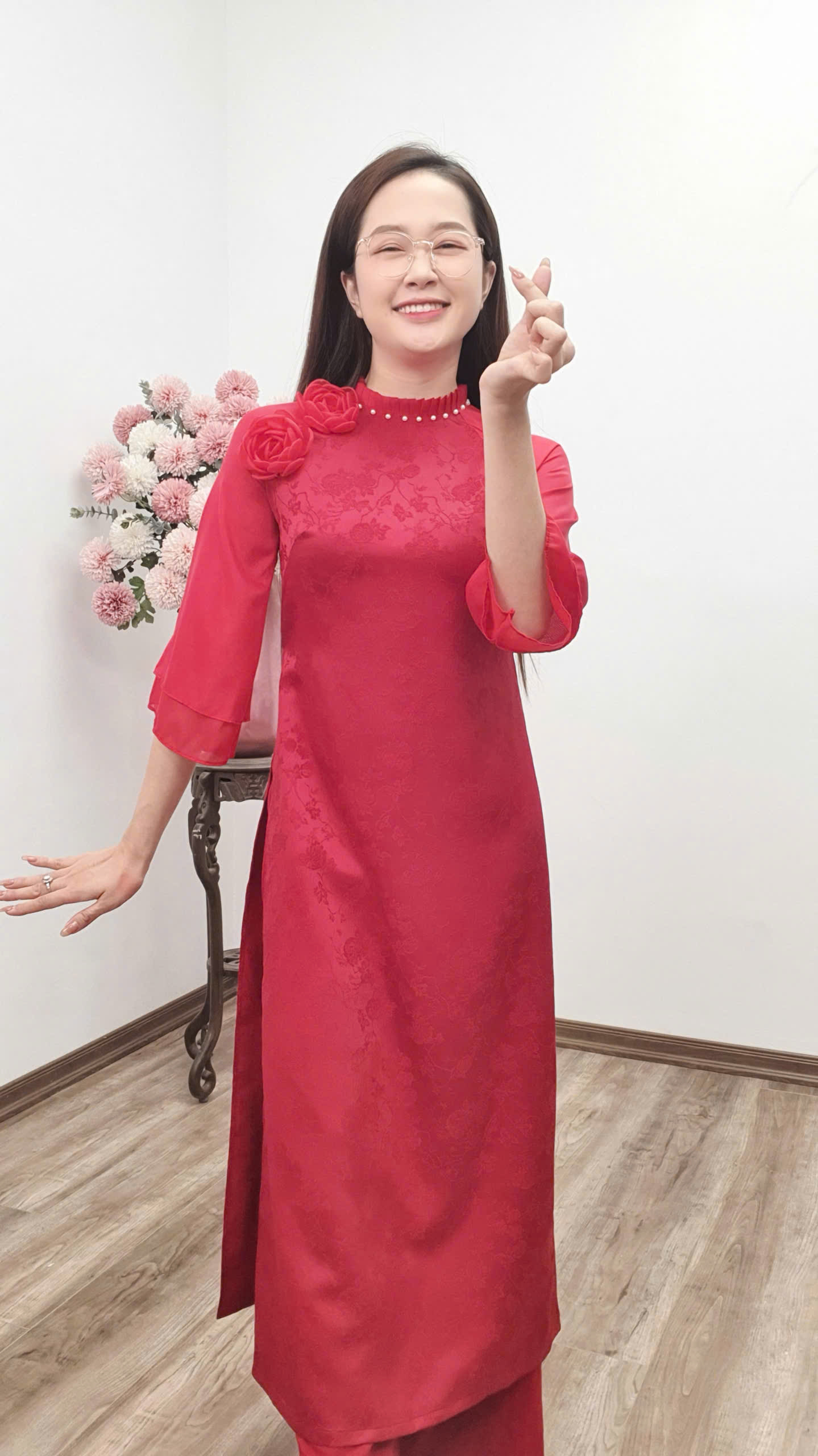 CT241 áo dài cách tân cổ xếp li tay loe màu đỏ đính hoa