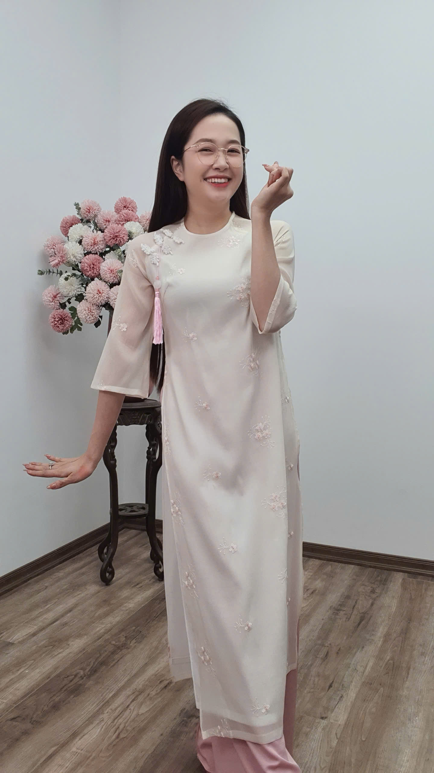 CT240 áo dài cách tân cổ khít tay loe voan thêu hoa màu kem be_thumbnail_2