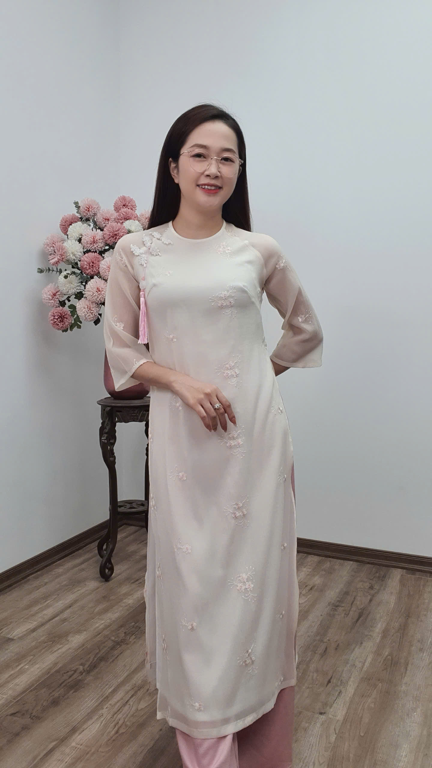 CT240 áo dài cách tân cổ khít tay loe voan thêu hoa màu kem be_thumbnail_3