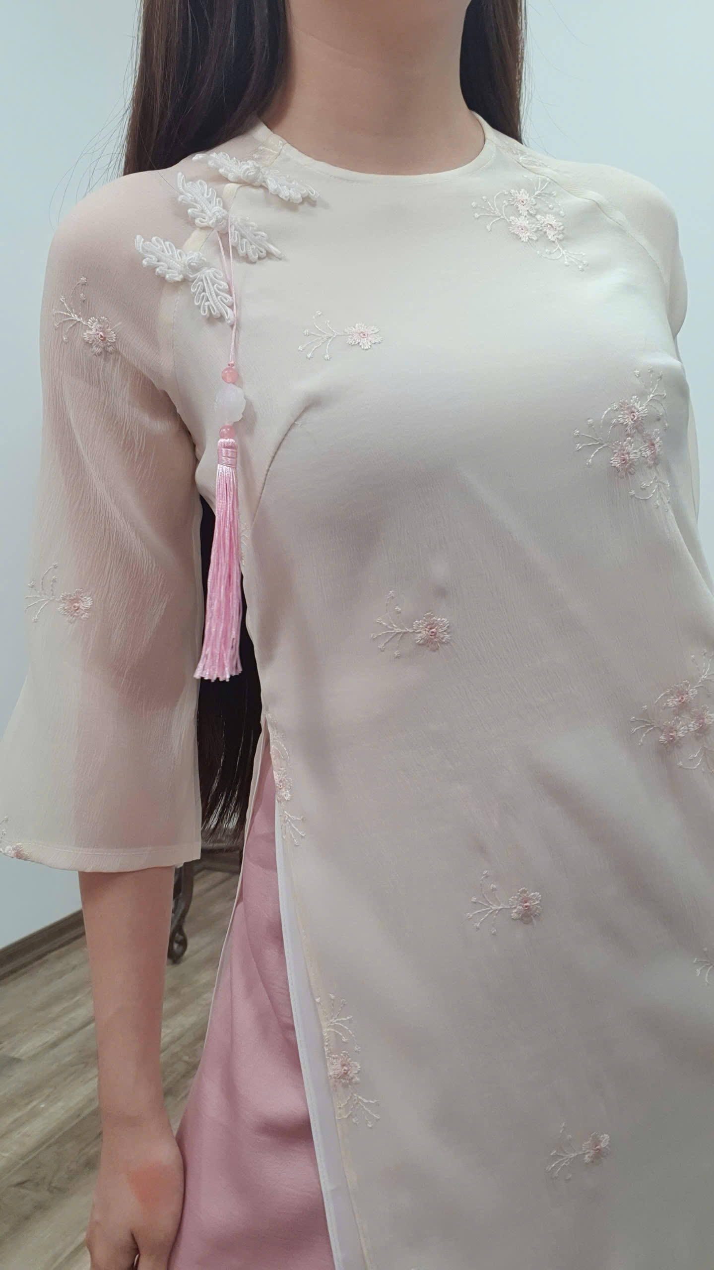 CT240 áo dài cách tân cổ khít tay loe voan thêu hoa màu kem be_thumbnail_1