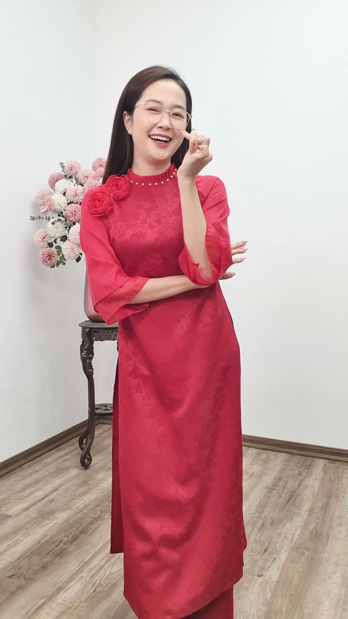 CT241 áo dài cách tân cổ xếp li tay loe màu đỏ đính hoa_thumbnail_1