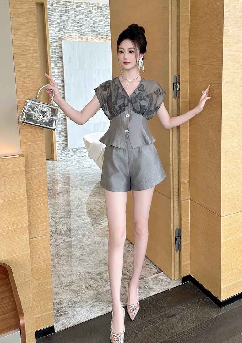 15491-Set bộ áo kèm quần sọt xám phối voan in bướm (tơ ánh kim, voan)