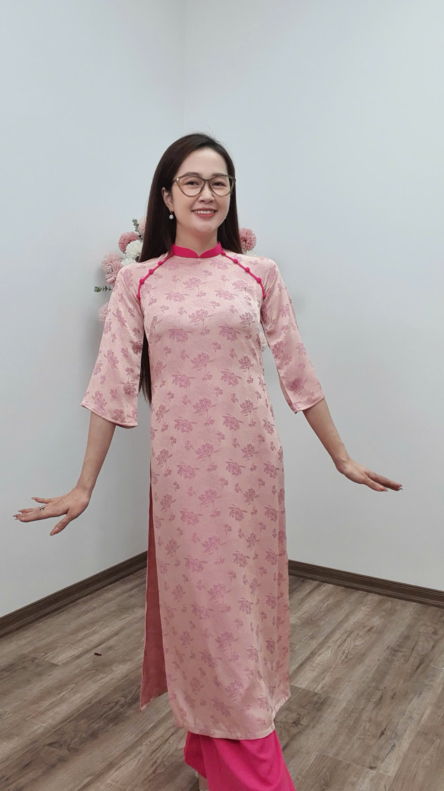 CT249 áo dài cách tân tơ tằm cổ 2p tay loe hồng đỗ vân hoa viền hồng