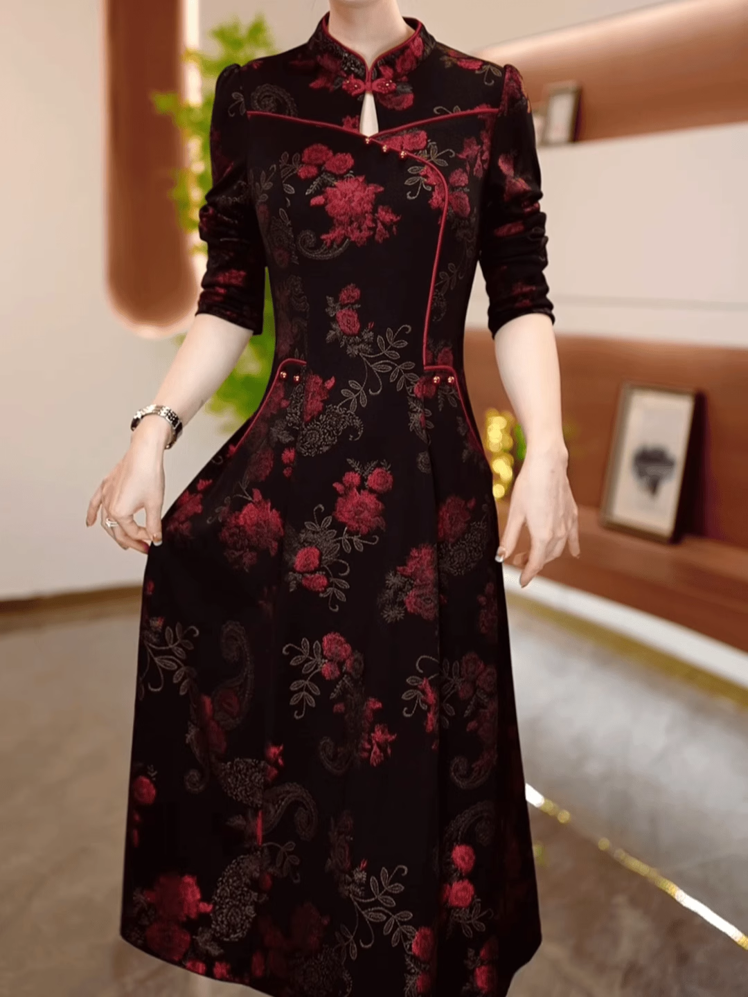 16018-Đầm suông A cách tân  cổ tàu tay lở  nền đen in hoa màu hồng ( lụa in)_thumbnail_0