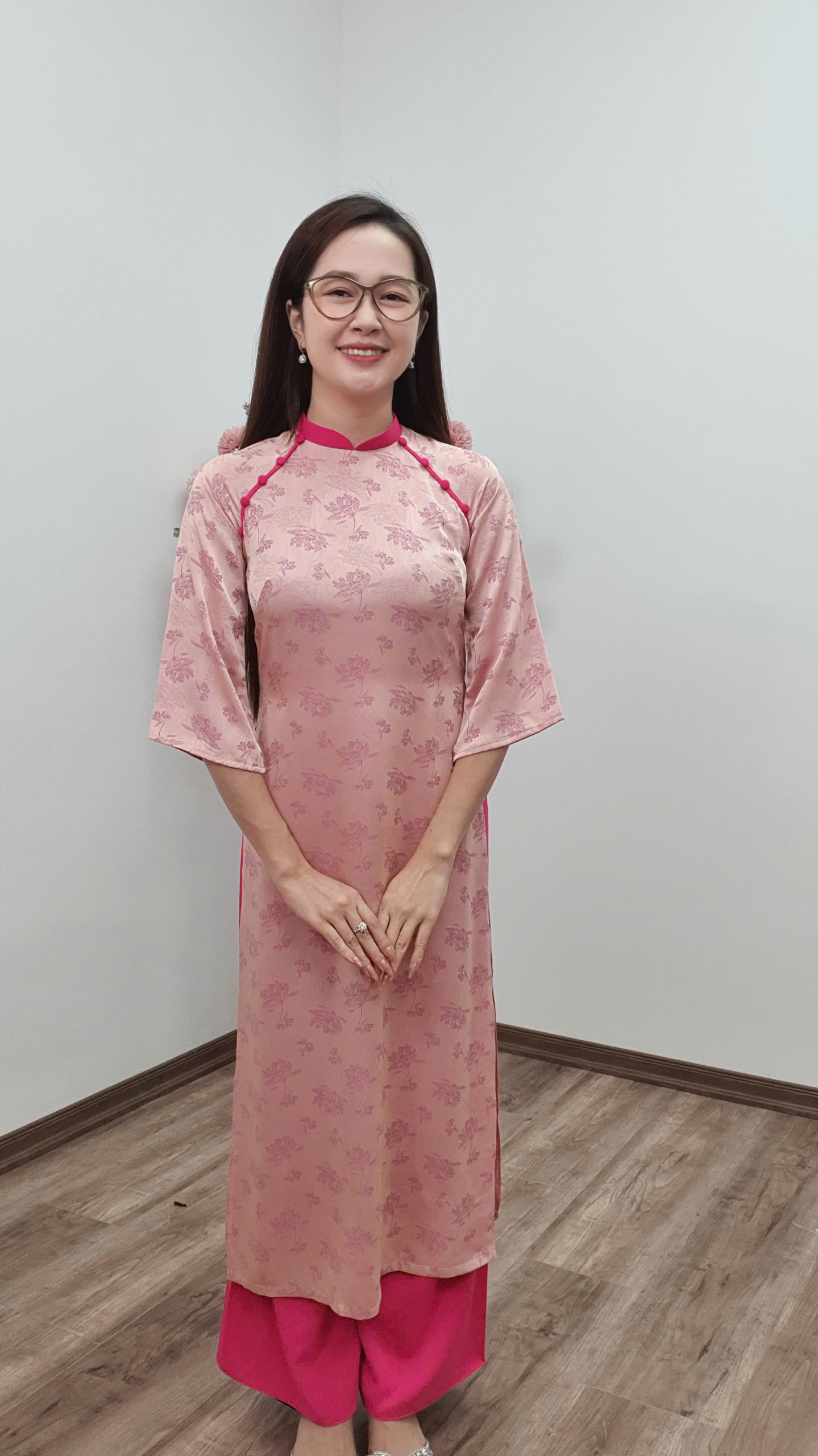 CT249 áo dài cách tân tơ tằm cổ 2p tay loe hồng đỗ vân hoa viền hồng_thumbnail_1