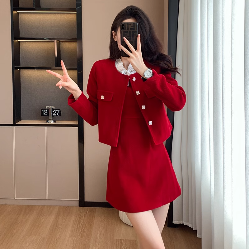 15706-Set  đầm A  kèm khoác đỏ  tay dài  cách điệu ( poly 2  da)