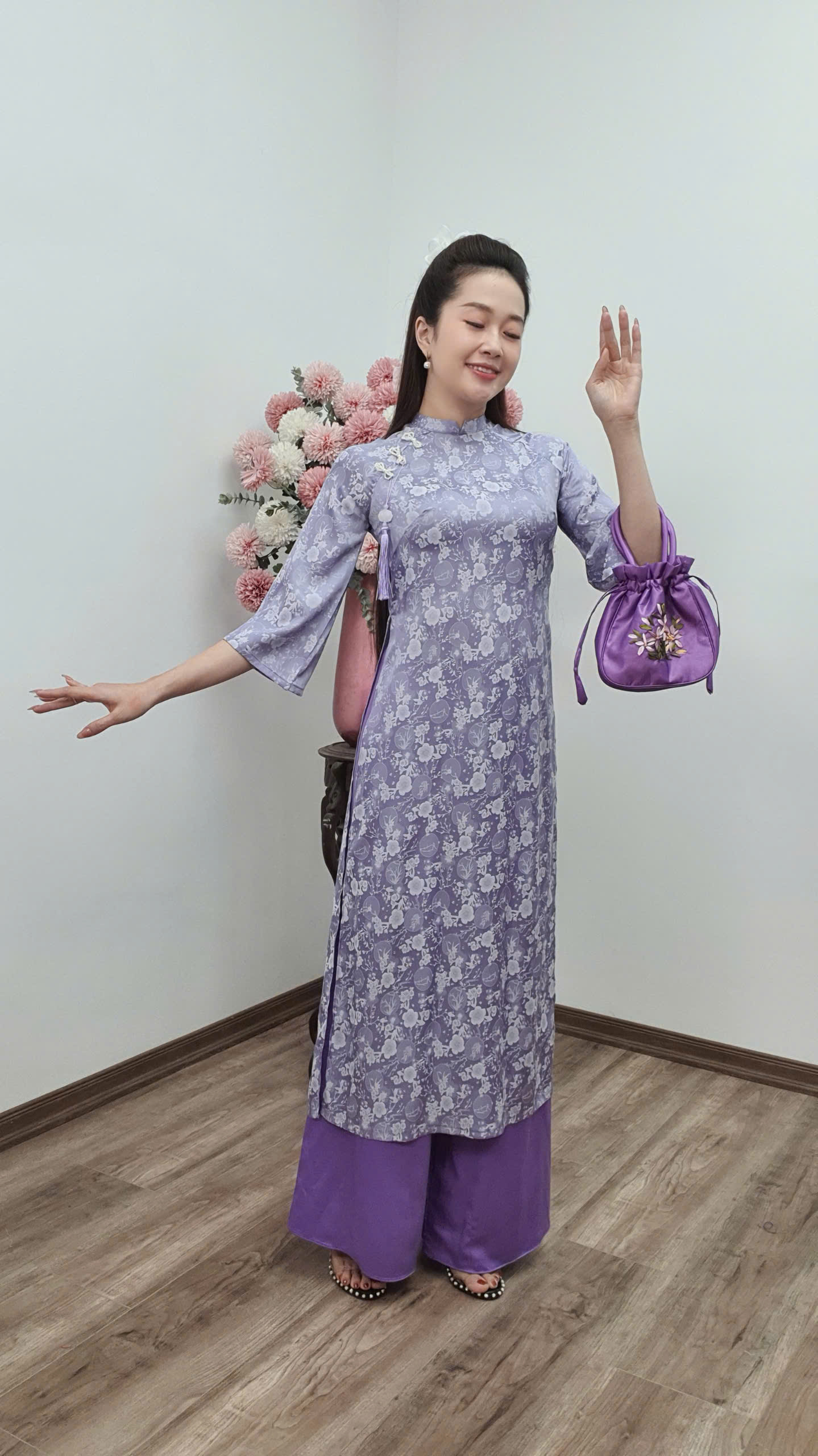 CT250 áo dài cách tân tơ tằm cổ 2p tay loe màu tím cà hoa trắng_thumbnail_2