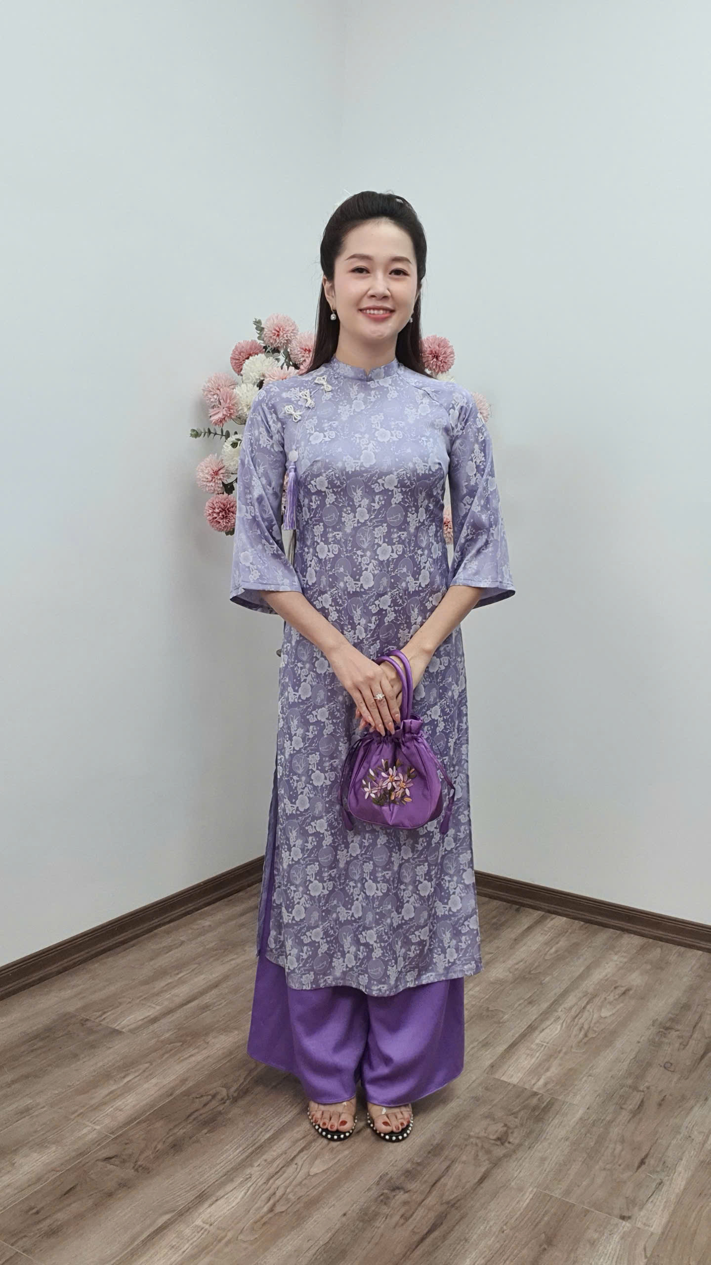 CT250 áo dài cách tân tơ tằm cổ 2p tay loe màu tím cà hoa trắng