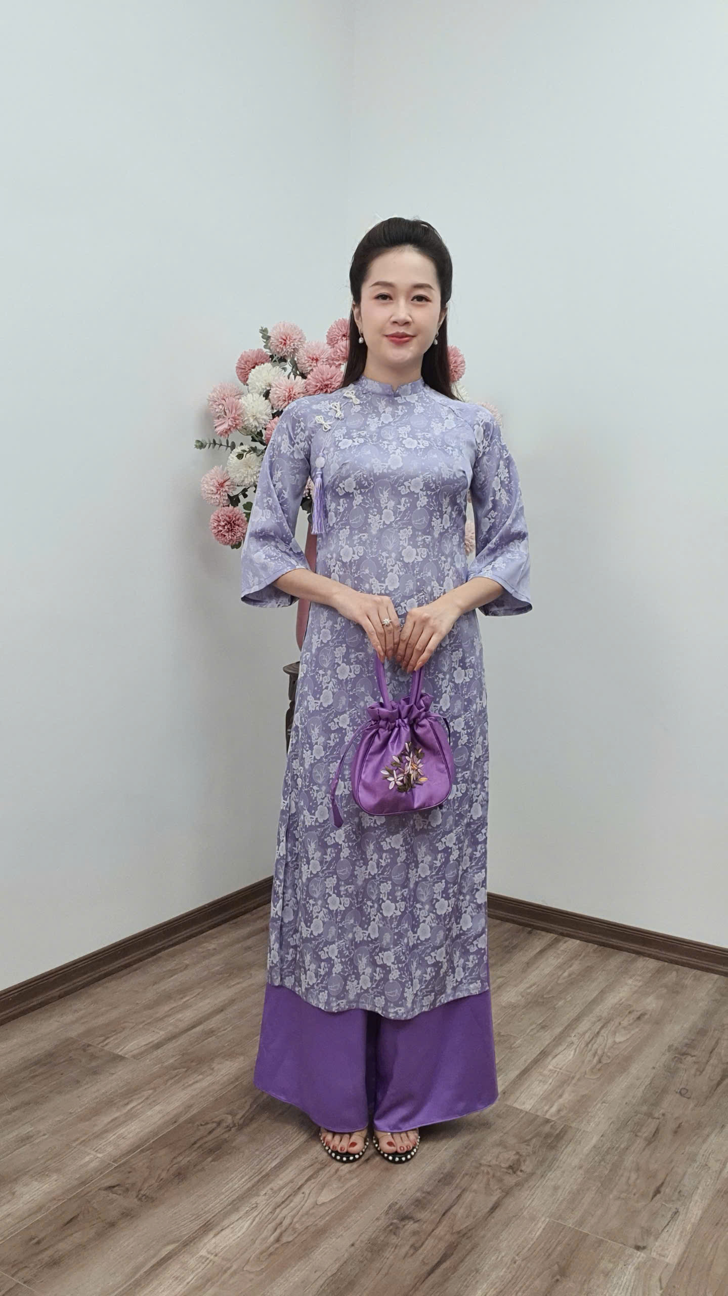 CT250 áo dài cách tân tơ tằm cổ 2p tay loe màu tím cà hoa trắng_thumbnail_5