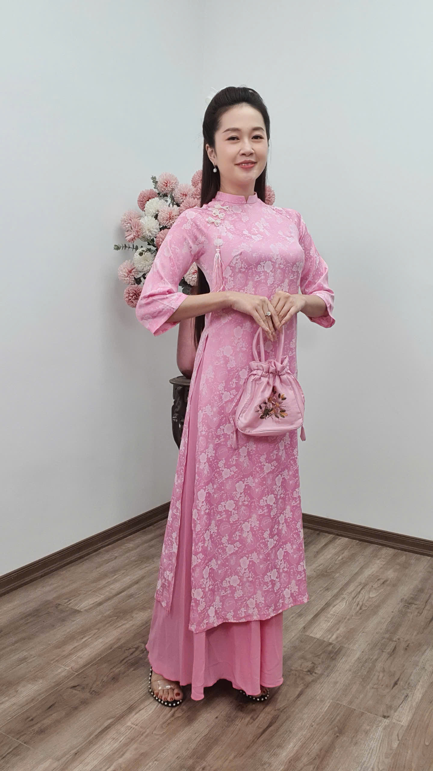 CT252 áo dài cách tân tơ tằm cổ 2p tay loe màu hồng nhạt hoa trắng_thumbnail_3