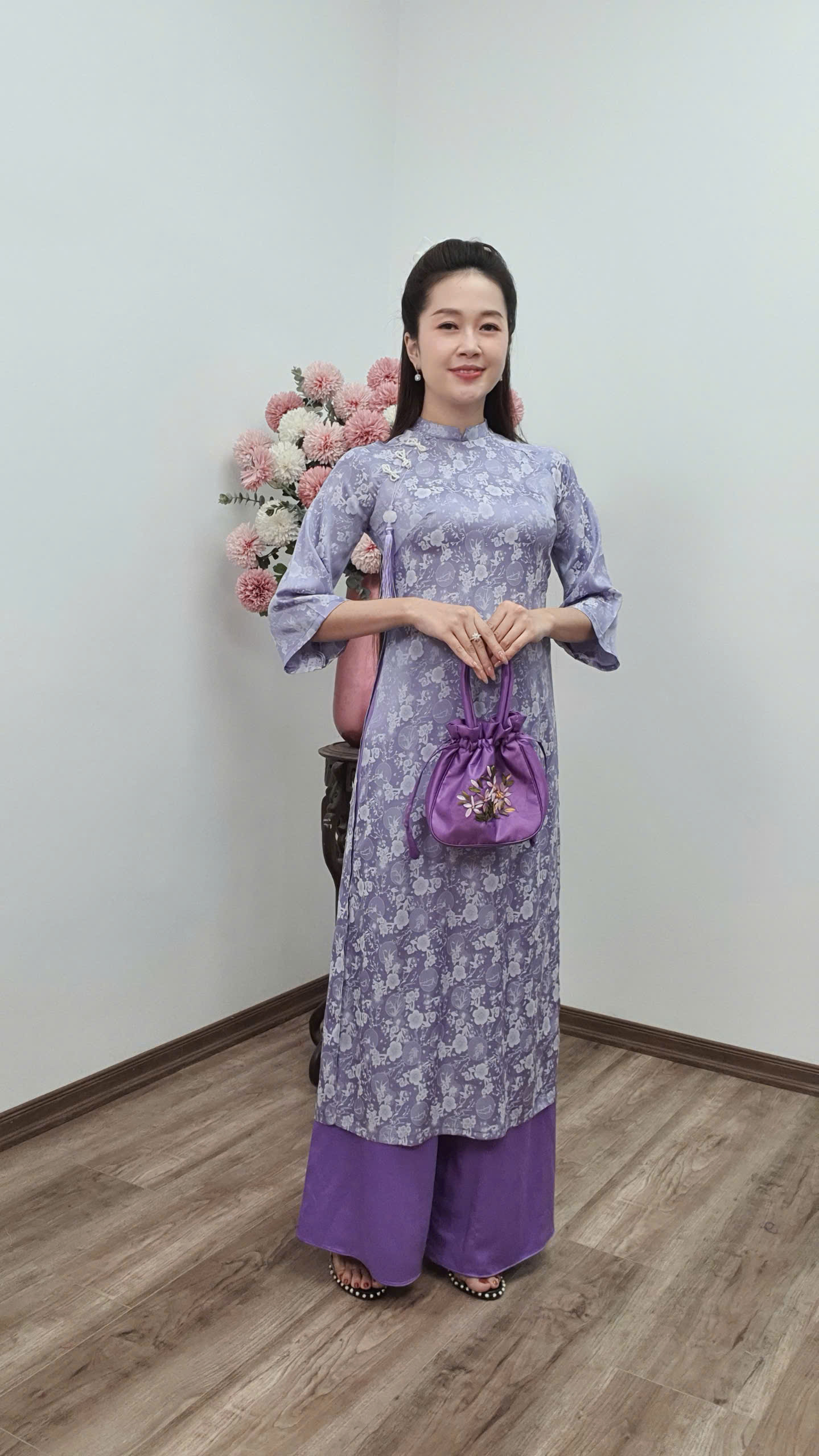 CT250 áo dài cách tân tơ tằm cổ 2p tay loe màu tím cà hoa trắng_thumbnail_3