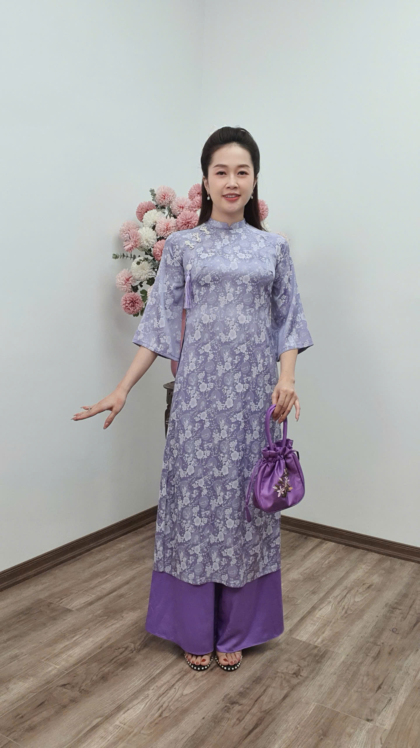 CT250 áo dài cách tân tơ tằm cổ 2p tay loe màu tím cà hoa trắng_thumbnail_4