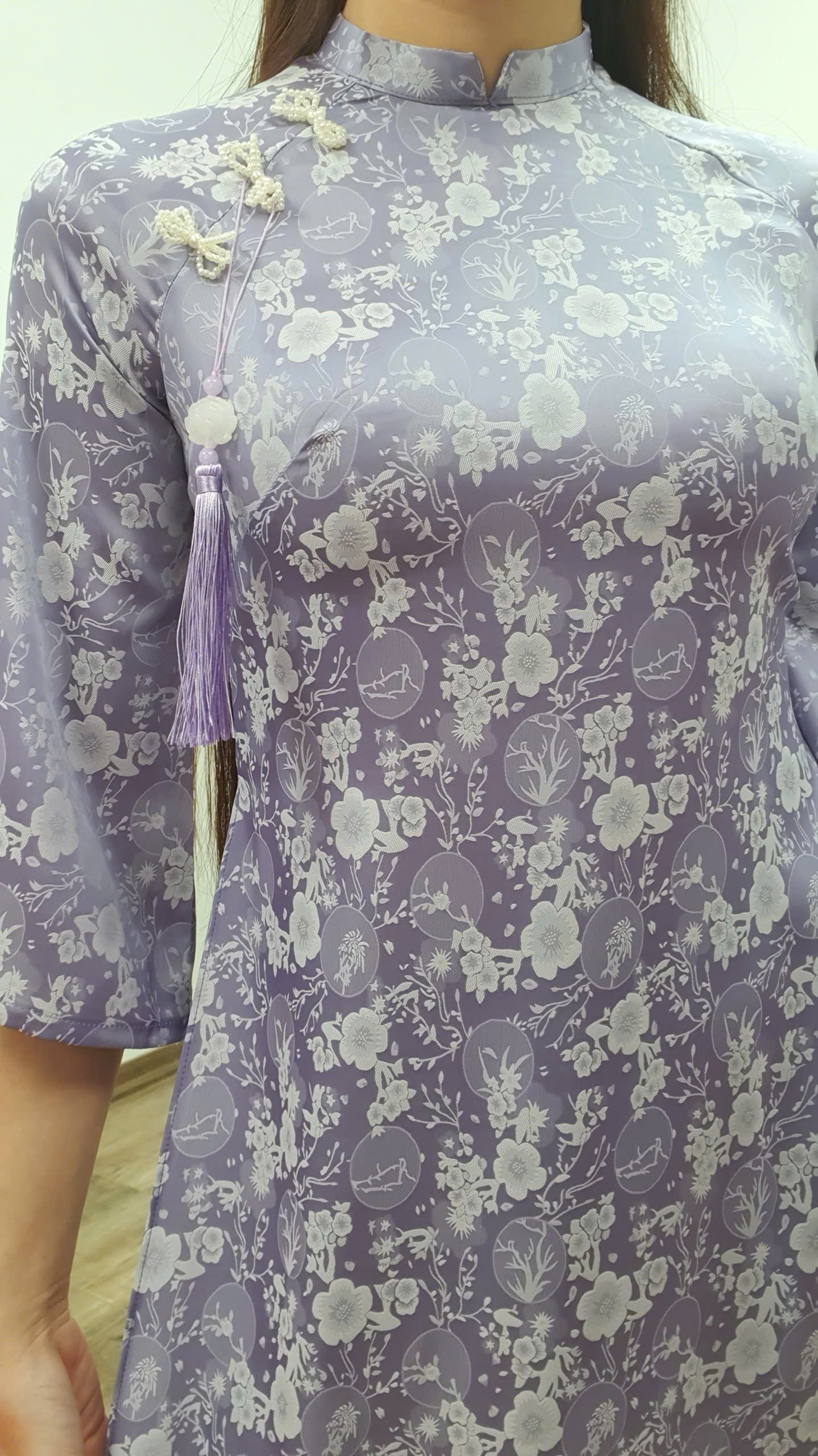 CT250 áo dài cách tân tơ tằm cổ 2p tay loe màu tím cà hoa trắng_thumbnail_1