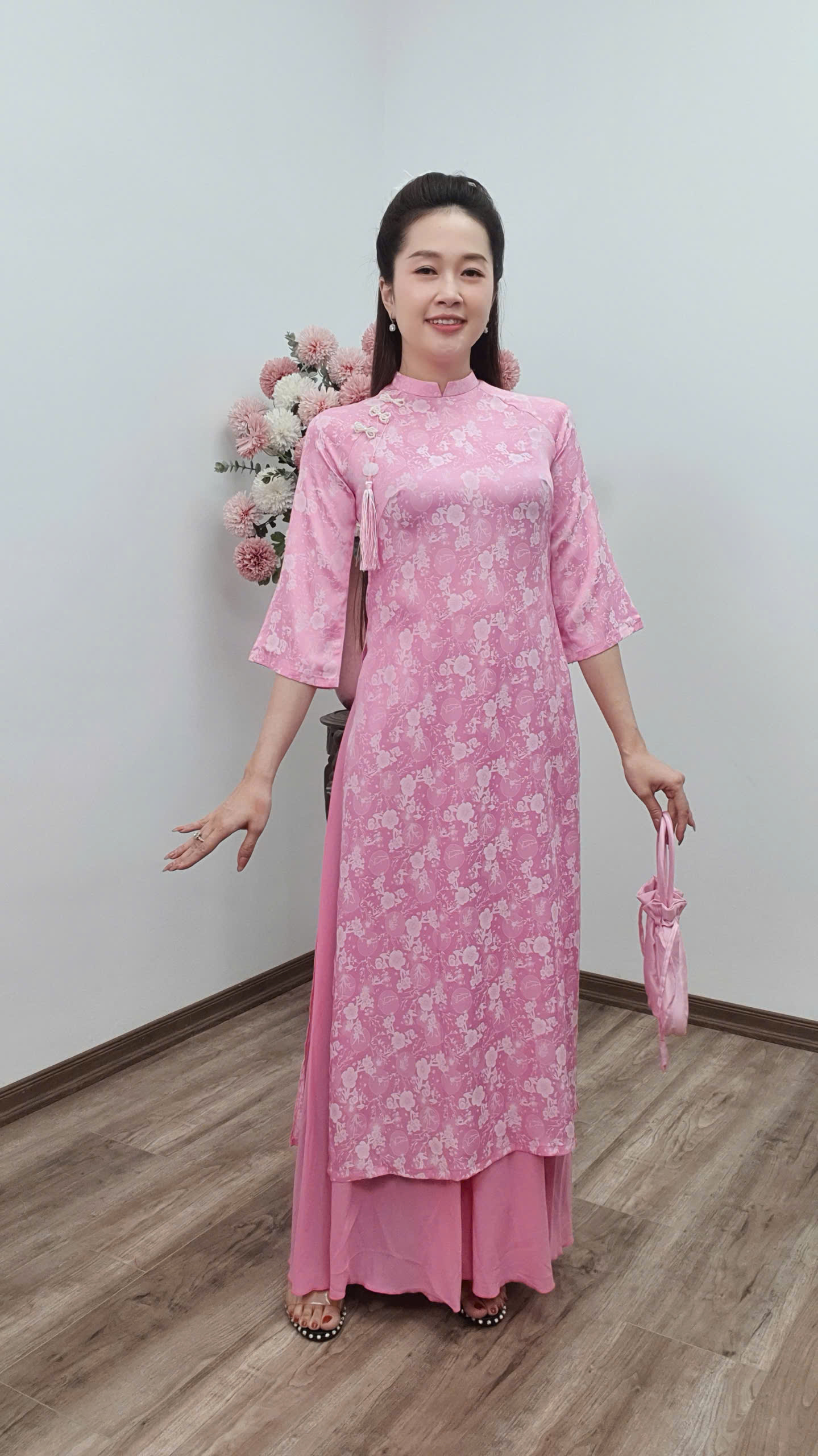 CT252 áo dài cách tân tơ tằm cổ 2p tay loe màu hồng nhạt hoa trắng