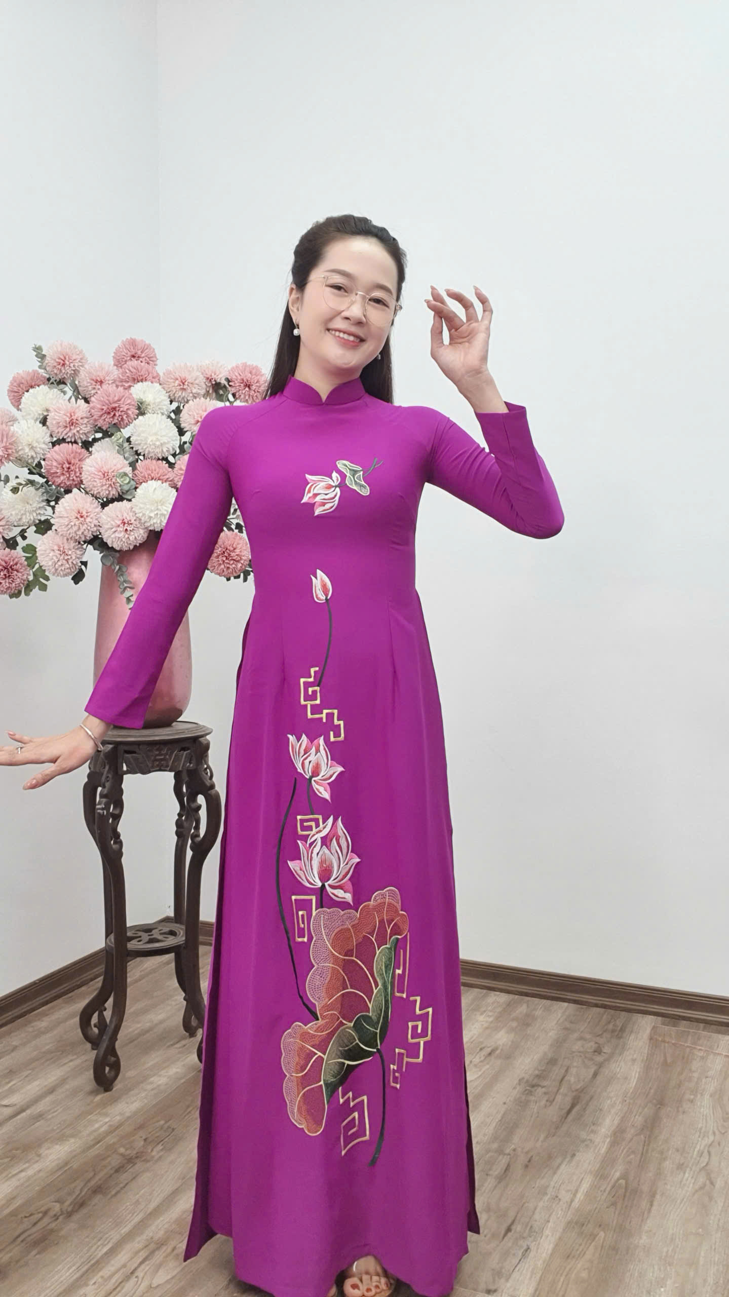 T433 áo dài cổ truyền thống tay dài lụa Mỹ tím Cẩm thêu hoa sen