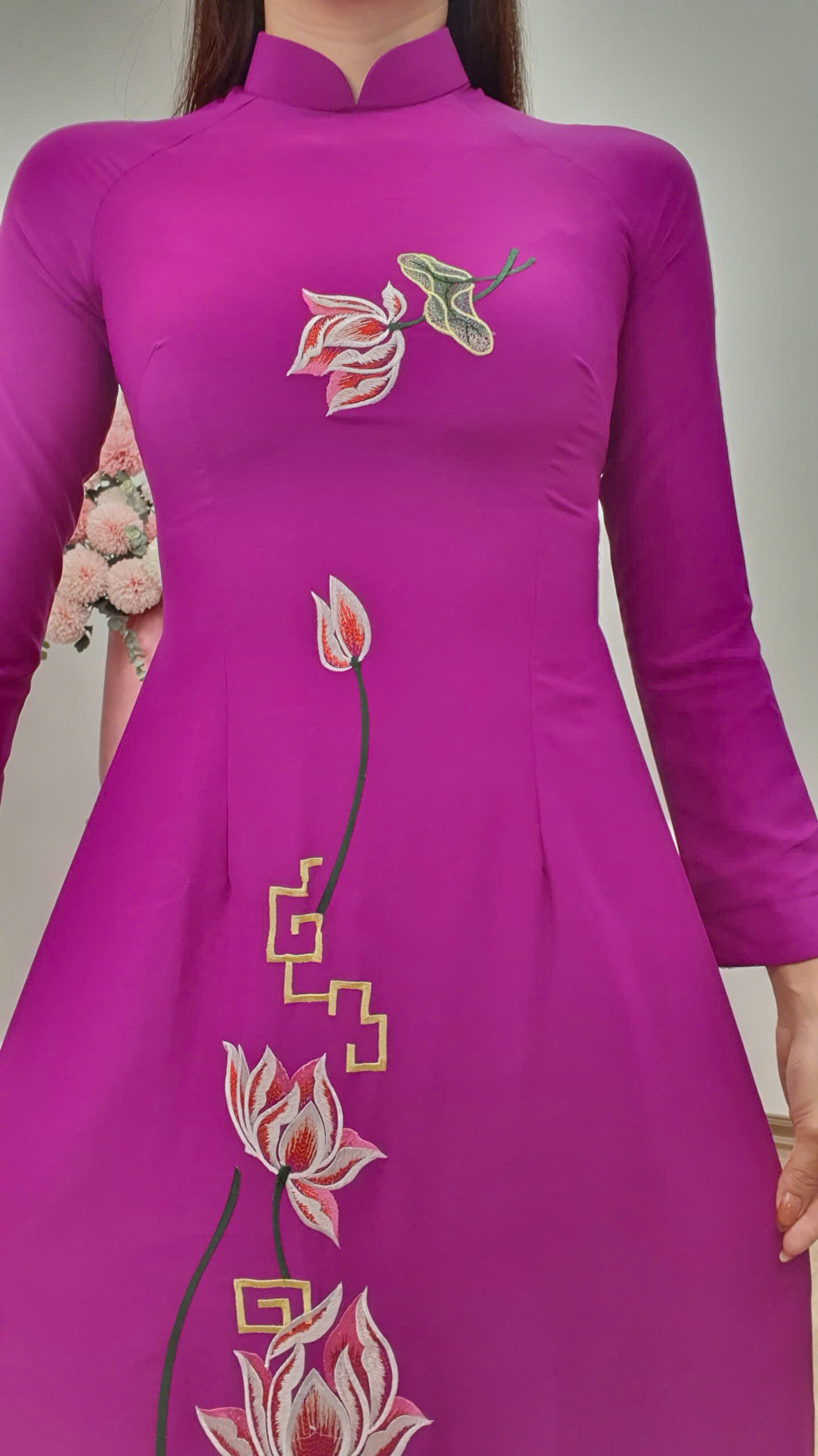 T433 áo dài cổ truyền thống tay dài lụa Mỹ tím Cẩm thêu hoa sen_thumbnail_3