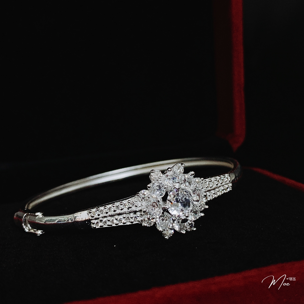 LT562 - Lắc tay vòng cứng hoa sen đá sang trọng