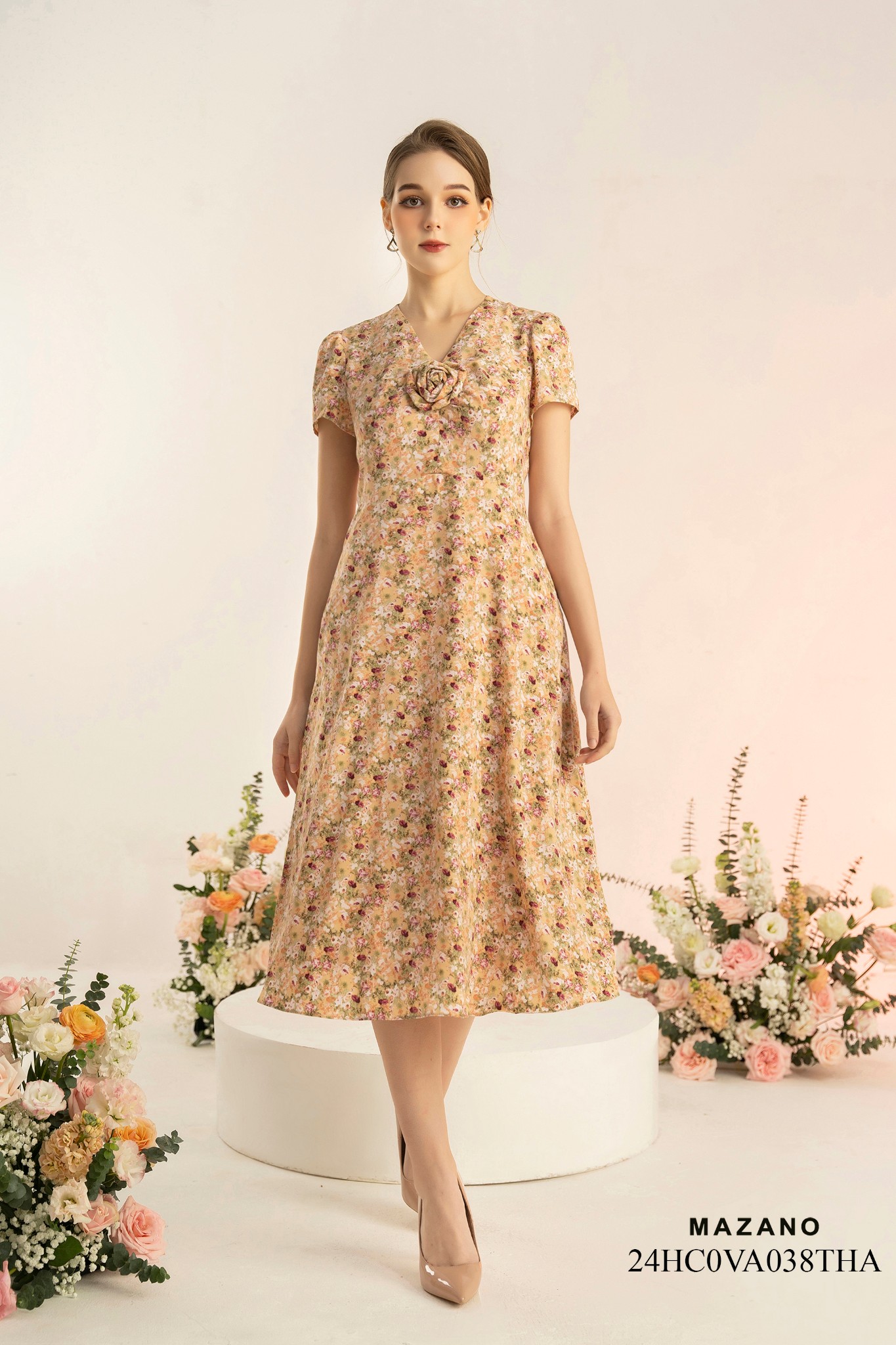 Đầm vàng nhạt họa tiết eo cao trang trí hoa ngực 24HC0VA038THA