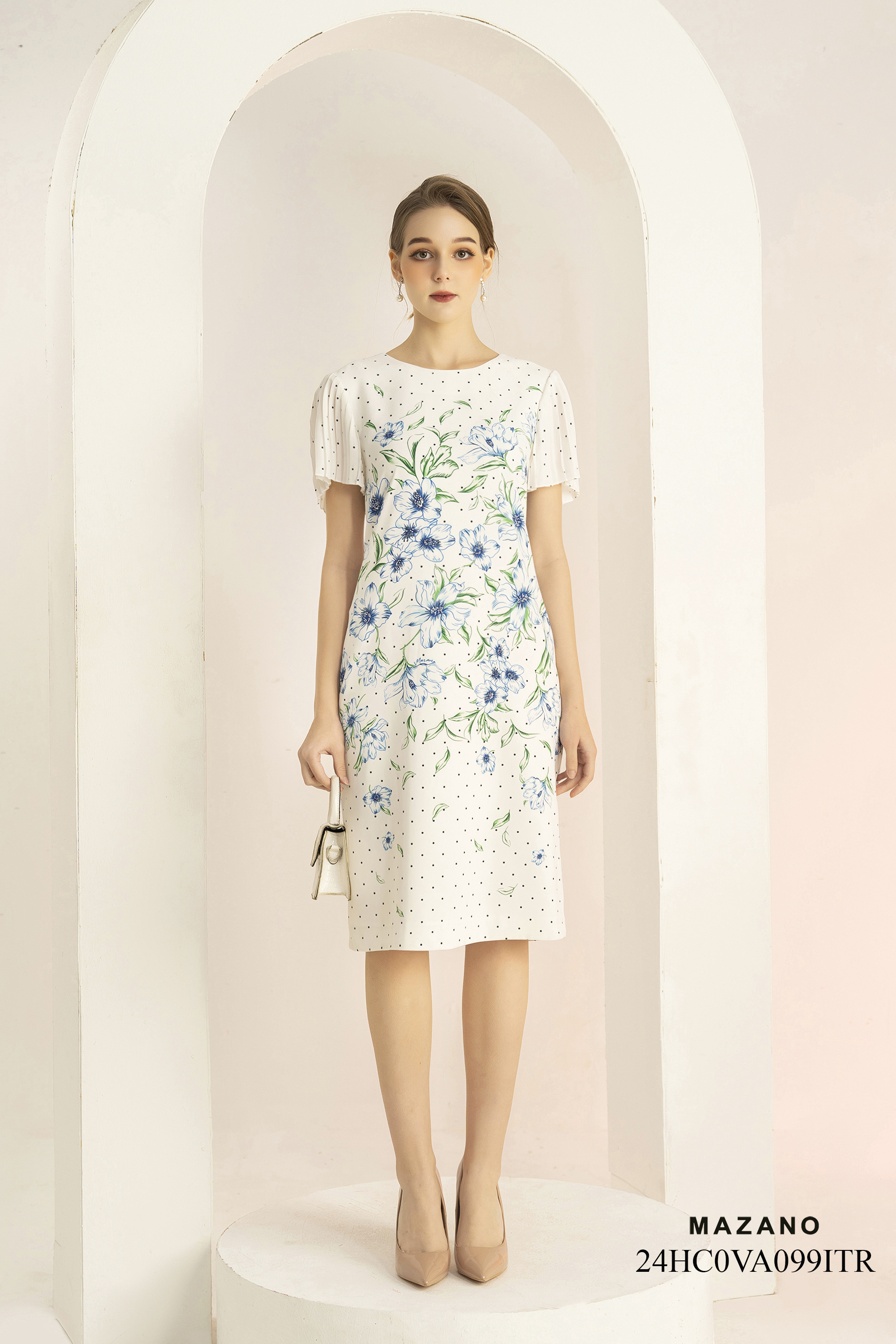 Váy Đầm Suông Vải thô mỏng Hoạ tiết hoa cách điệu chấm bi Cổ tròn Tay dập ly Dài qua gối 24HC0VA099ITR