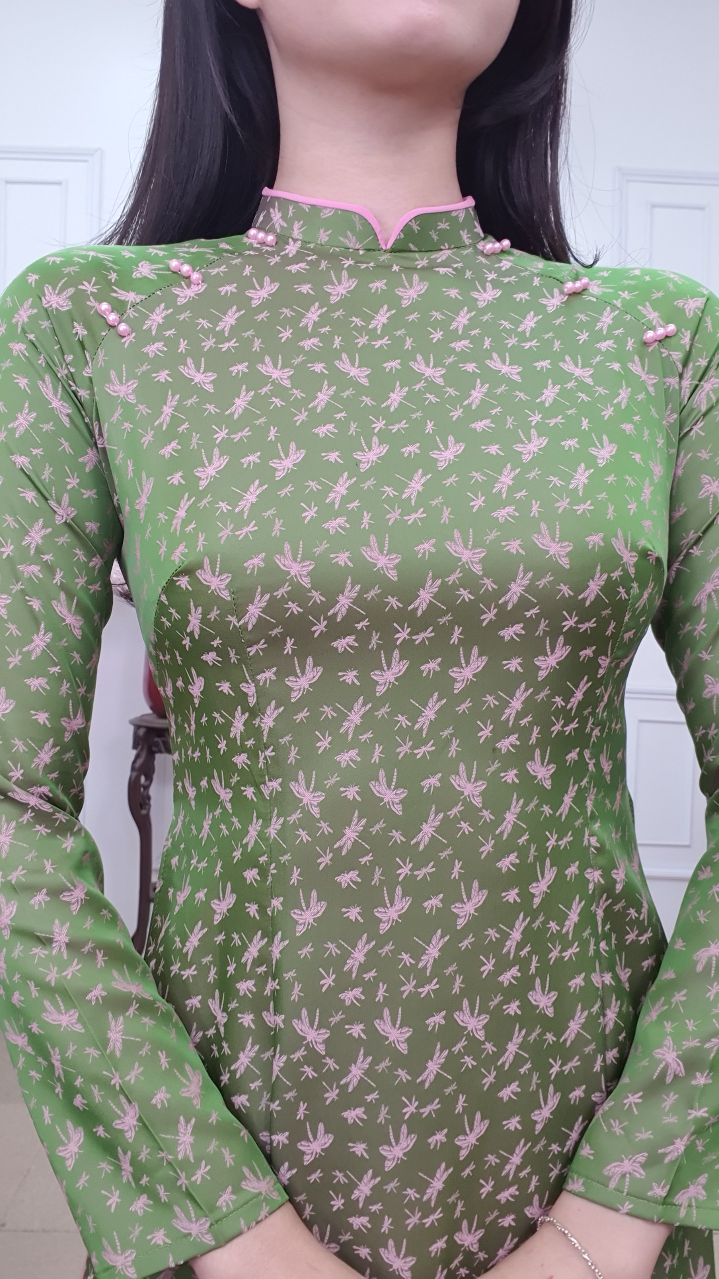 A2515 áo dài gấm cổ 2p tay dài màu cốm dệt chuồn chuồn lai cổ hồng_thumbnail_3