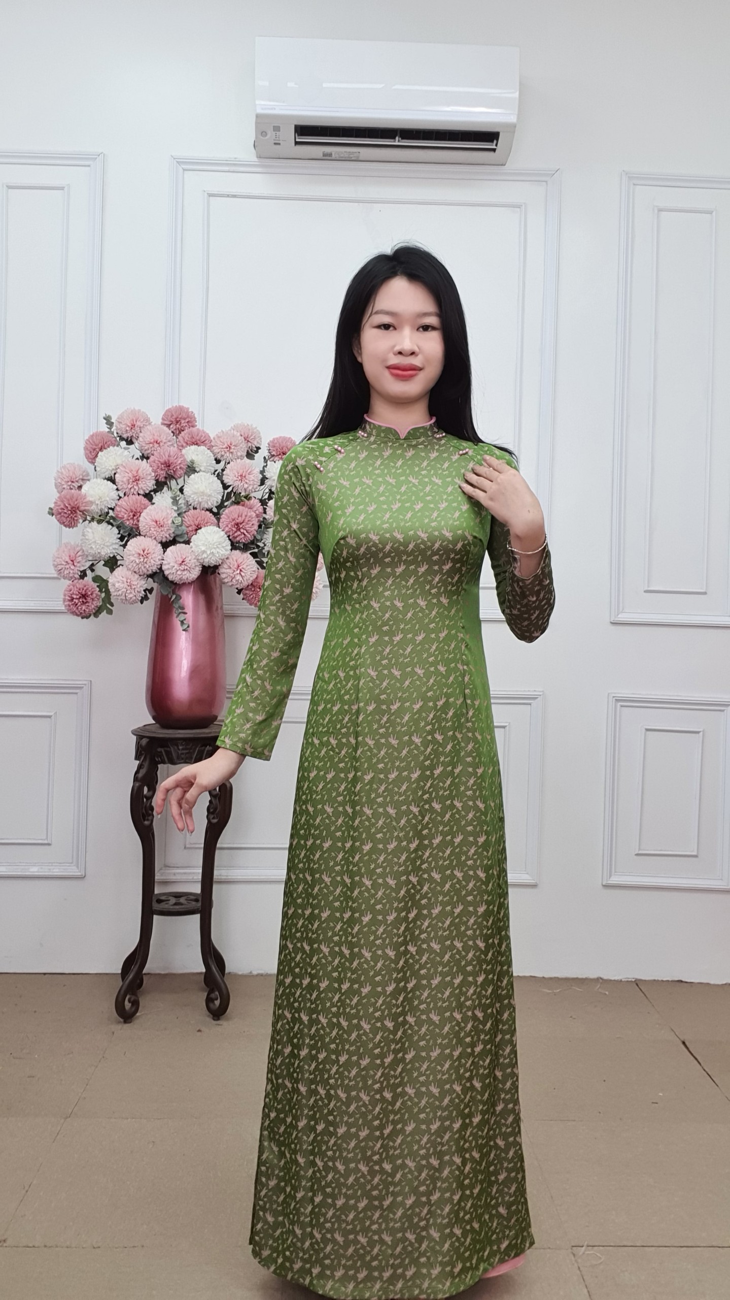 A2515 áo dài gấm cổ 2p tay dài màu cốm dệt chuồn chuồn lai cổ hồng_thumbnail_1