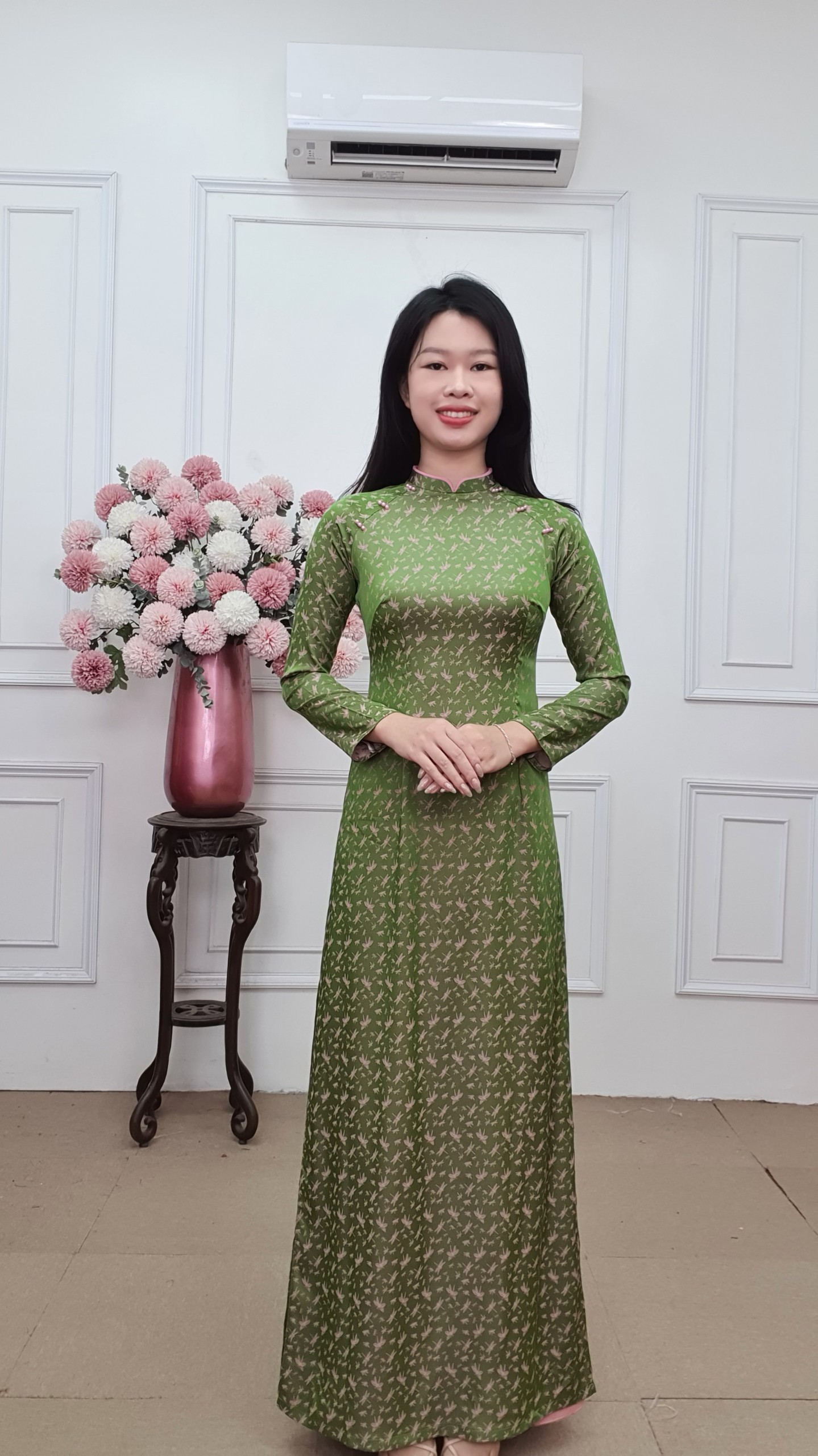 A2515 áo dài gấm cổ 2p tay dài màu cốm dệt chuồn chuồn lai cổ hồng