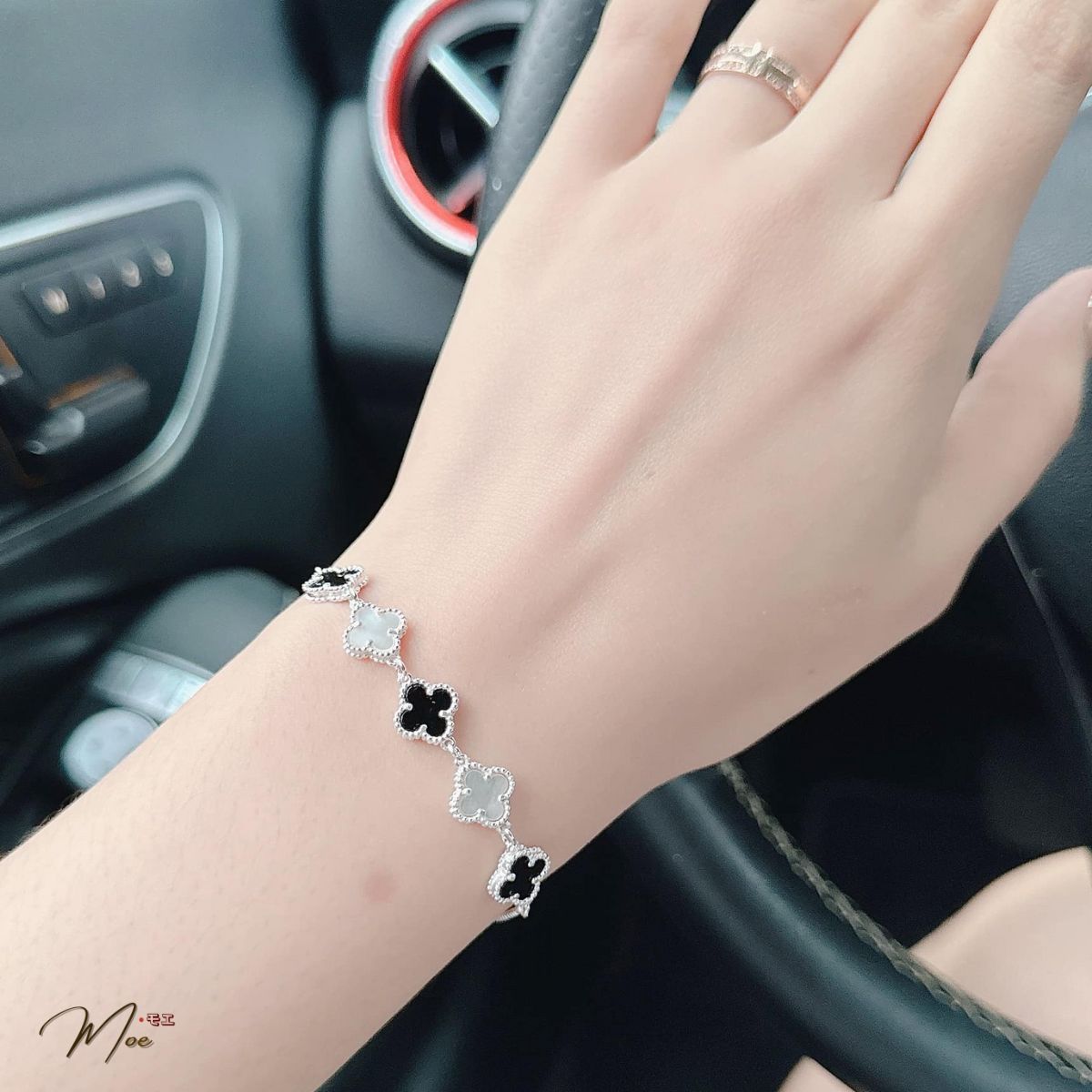 LT563 - Lắc tay cỏ 4 lá trắng đen dây rút