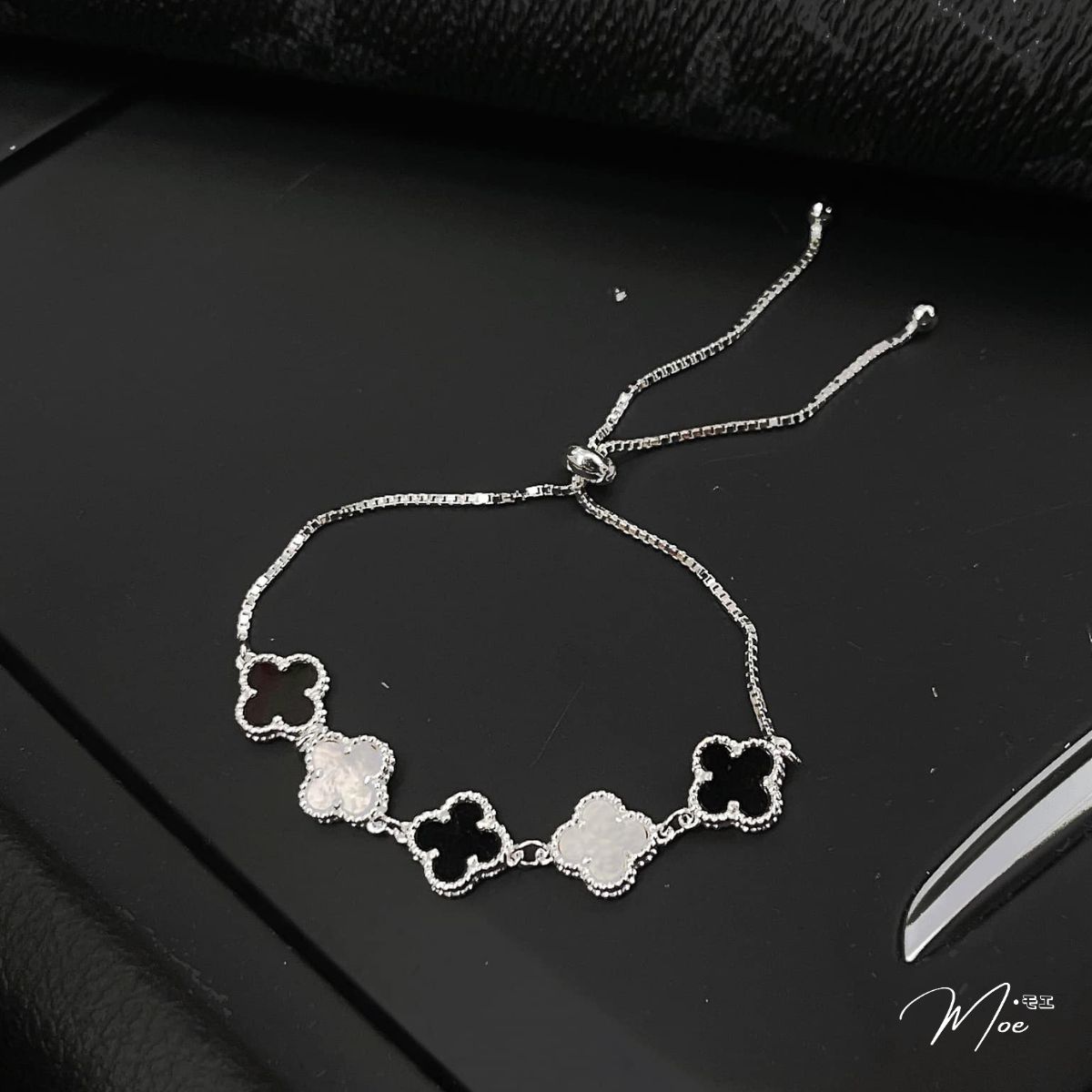 LT563 - Lắc tay cỏ 4 lá trắng đen dây rút