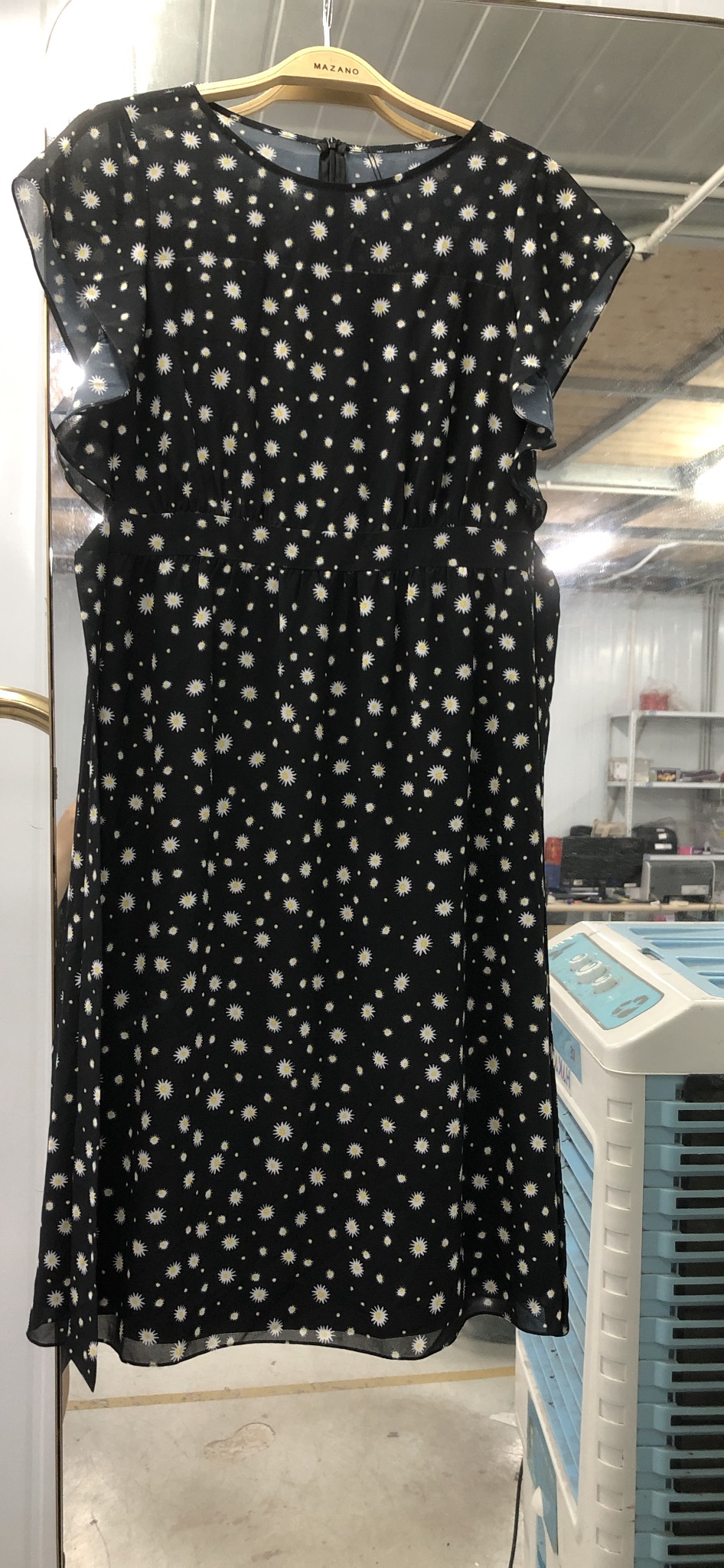 Đầm đen hoa nhí trắng bùng eo ngắn thắt đai sau